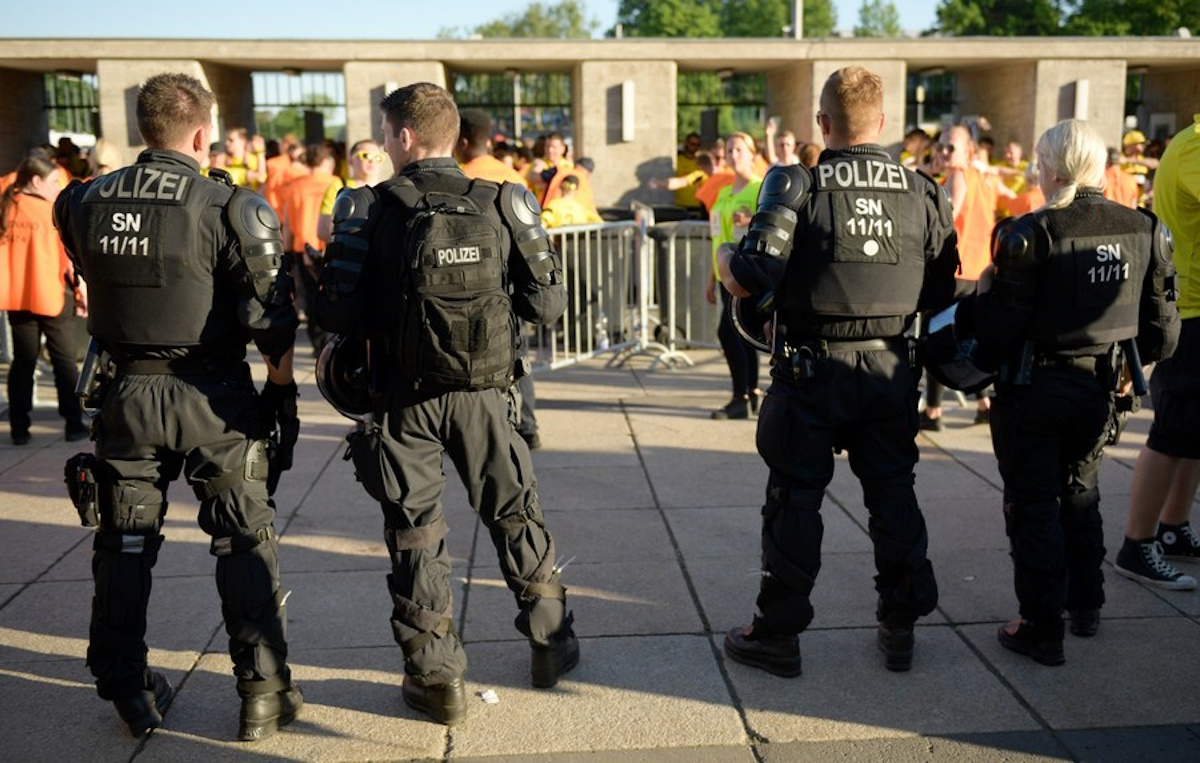 epa05993805 The police secure the stadium entrance prior to the German DFB Cup final soccer match between Eintracht Frankfurt and Borussia Dortmund at the Olympic Stadium in Berlin, Germany, 27 May 2017. (ATTENTION: The DFB prohibits the utilisation and publication of sequential pictures on the internet and other online media during the match (including half-time). ATTENTION: BLOCKING PERIOD! The DFB permits the further utilisation and publication of the pictures for mobile services (especially MMS) and for DVB-H and DMB only after the end of the match.)  EPA