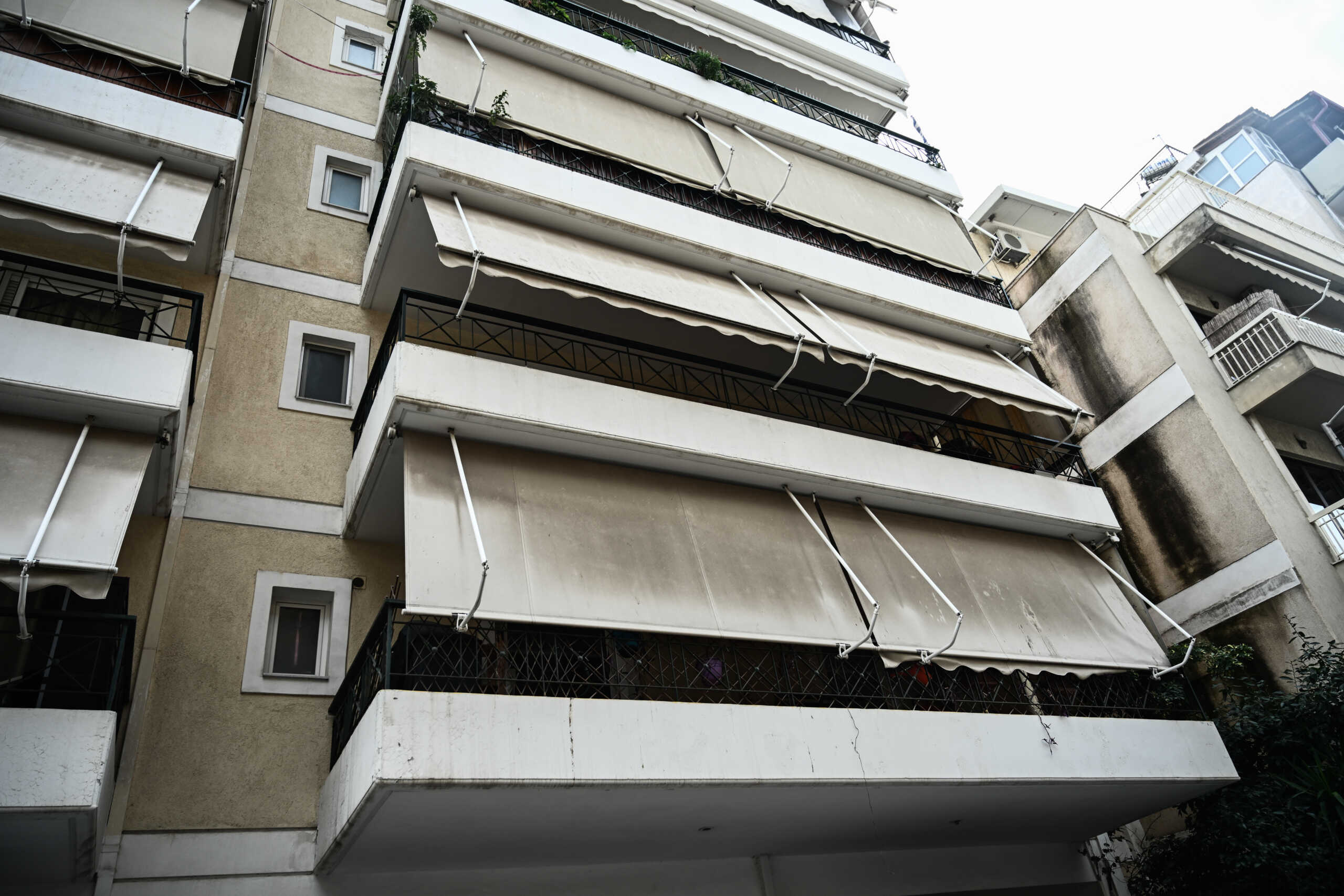Στιγμιότυπο από πολυκατοικία στον Βύρωνα όπου γυναίκα απείλησε να αυτοκτονήσει επειδή της έκαναν έξωση από το διαμέρισμα όπου κατοικεί, Τετάρτη 6 Μαρτίου 2024.