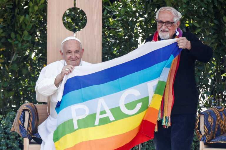 Παλαιστίνιος και Ισραηλινός αγκαλιάστηκαν μπροστά στον Πάπα Φραγκίσκο στην Βερόνα