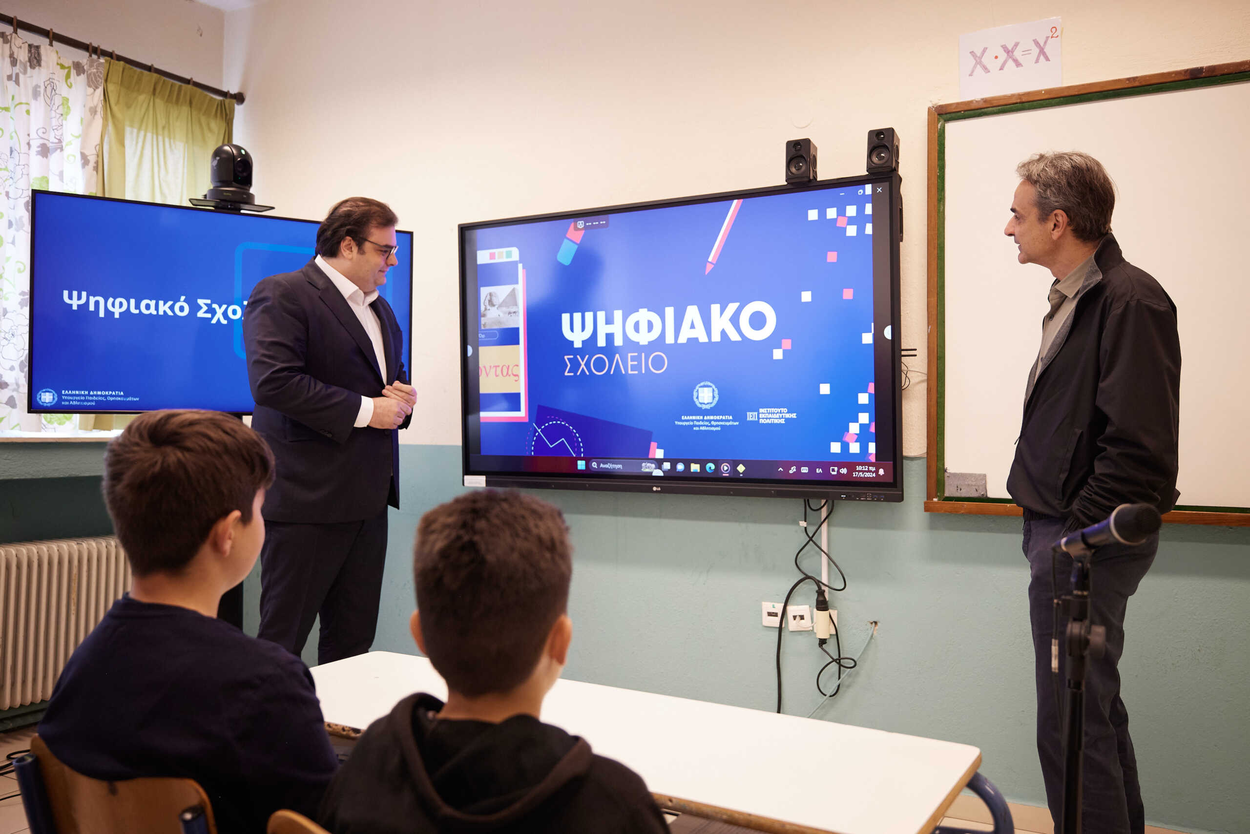 Επίσκεψη του Πρωθυπουργού Κυριάκου Μητσοτάκη στους νομούς Ημαθίας και Πέλλας, Παρασκευή 17 Μαΐου 2024. Στο νομό Ημαθίας παρουσιάστηκε από τον Υπουργό Παιδείας, Θρησκευμάτων και Αθλητισμού Κυριάκου Πιερρακάκη το Ψηφιακό Σχολείο. Η εκδήλωση πραγματοποιήθηκε στο Γυμνάσιο με Λυκειακές τάξεις Ριζωμάτων με τη συμμετοχή μαθητών, οι οποίοι συνομίλησαν με τον Πρωθυπουργό και τον Υπουργό Παιδείας, Θρησκευμάτων και Αθλητισμού για την αξιοποίηση των τεχνολογικών μέσων στην εκπαιδευτική διαδικασία. 
(ΔΗΜΗΤΡΗΣ ΠΑΠΑΜΗΤΣΟΣ