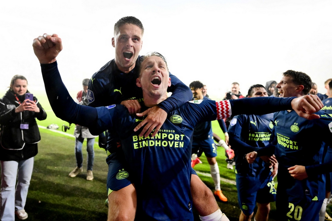 epa11301057 Luuk de Jong and Joey Veerman of PSV Eindhoven celebrate winning the Dutch Eredivisie match between sc Heerenveen and PSV Eindhoven, in Heerenveen, the Netherlands, 25 April 2024. PSV Eindhoven won 0-8.  EPA