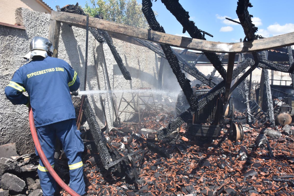 Φωτιά σε αποθήκη γεωργικών προϊόντων στην Αλίαρτο Βοιωτίας