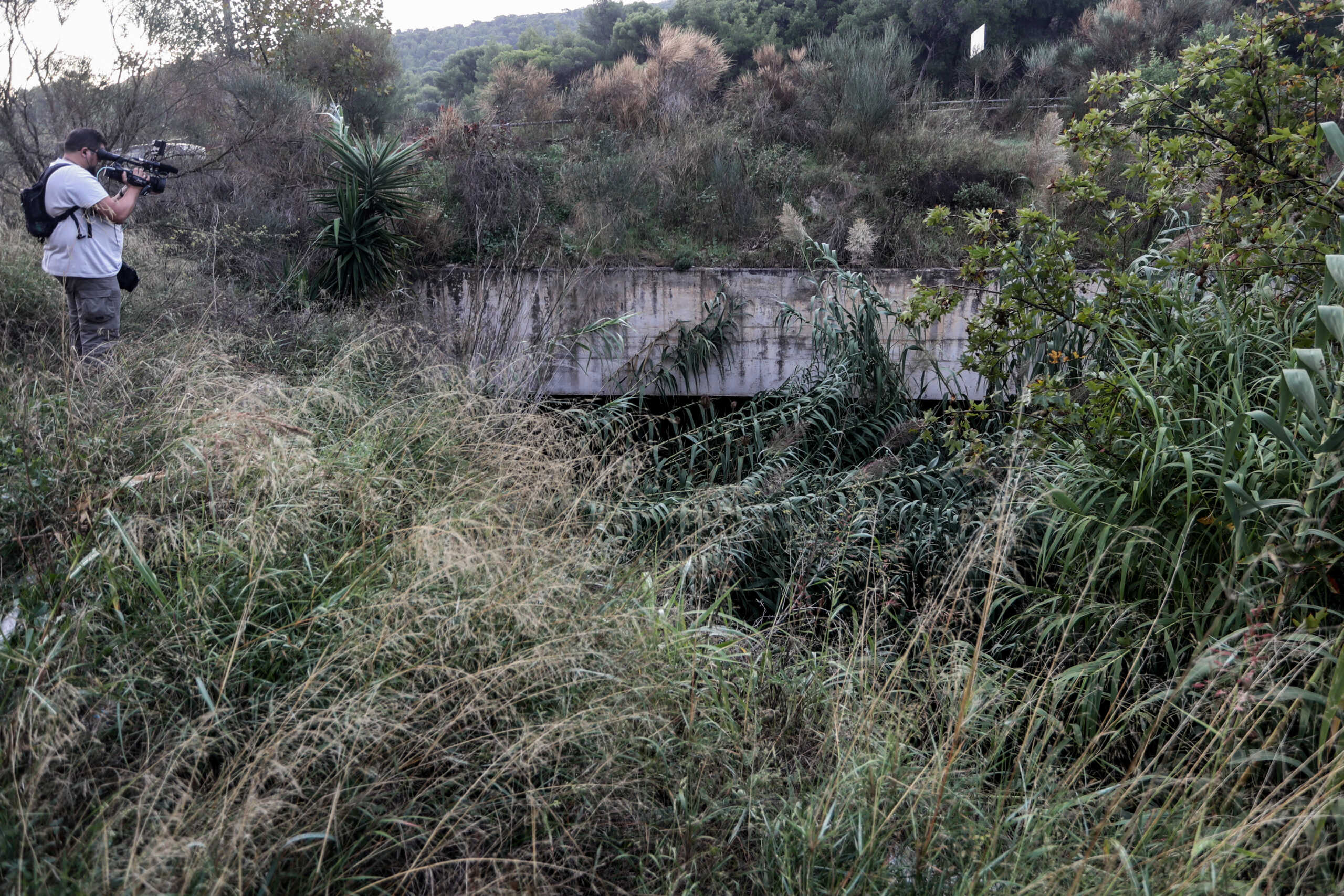 Ο Υπουργός Κλιματικής Κρίσης και Πολιτικής Προστασίας, Βασίλης Κικίλιας, συνοδευόμενος από τον Γενικό Γραμματέα Πολιτικής Προστασίας, Βασίλη Παπαγεωργίου,  πραγματοποίησαν με μηχανικούς του Υπουργείου αυτοψία  στο Μεγάλο Ρέμα Ραφήνας (Βαλανάρη), Τετάρτη 25 Οκτωβρίου 2023. 
(ΘΑΝΑΣΗΣ ΔΗΜΟΠΟΥΛΟΣ
