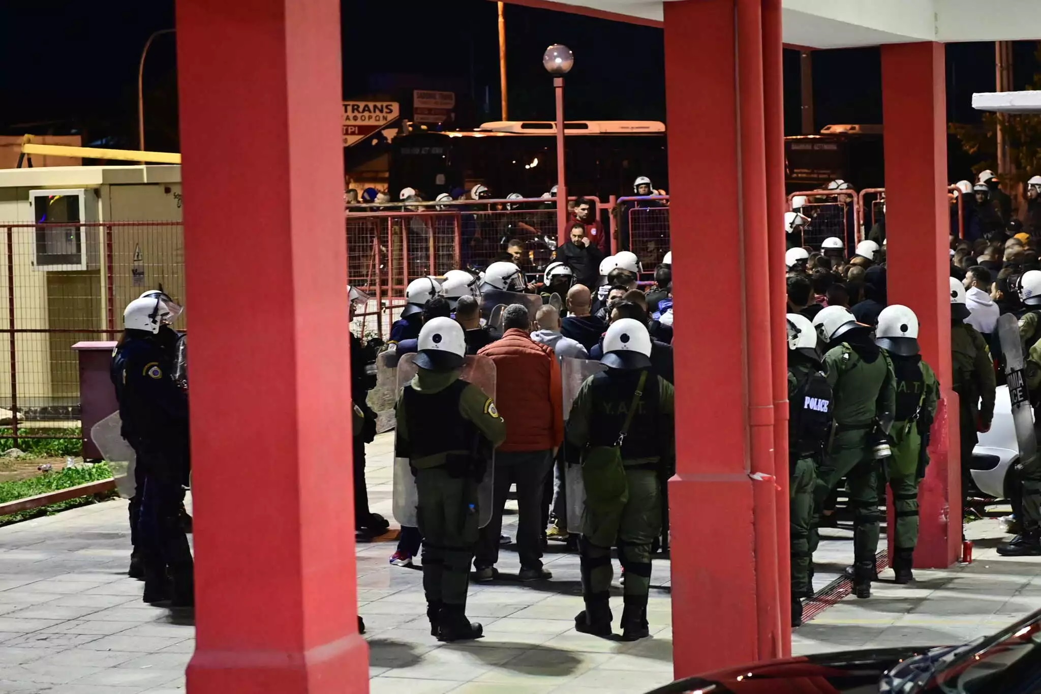 Σε διαθεσιμότητα πυροσβέστης για εμπλοκή στα επεισόδια στο Ρέντη – Τον πρόδωσε ο σκούφος του