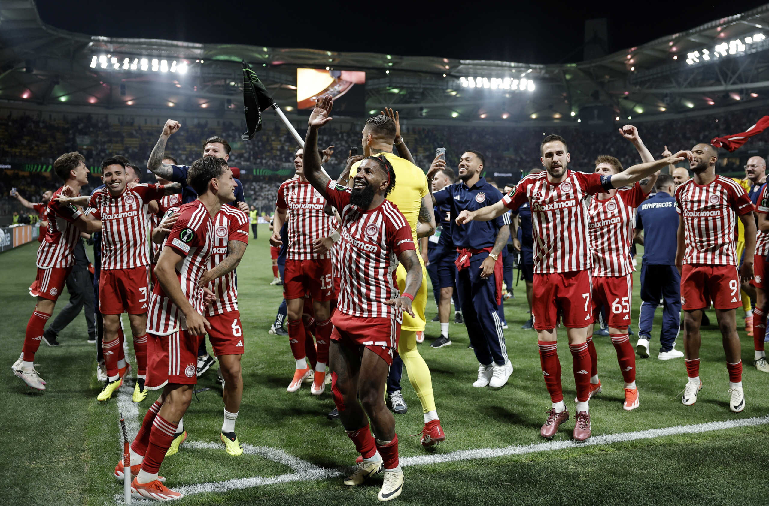 Soccer Football - Europa Conference League - Final - Olympiacos v Fiorentina - Agia Sophia Stadium, Athens, Greece - May 30, 2024 Olympiacos' Kostas Fortounis and Rodinei celebrate with teammates after winning the Europa Conference League final REUTERS