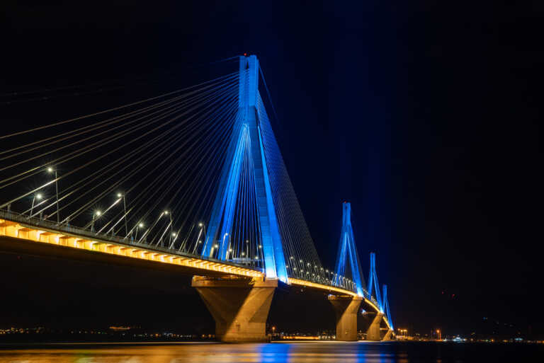 Εντυπωσιακή φωταγώγηση της Γέφυρας Ρίου Αντιρρίου και άλλων ευρωπαϊκών μνημείων για την ημέρα της Ευρώπης