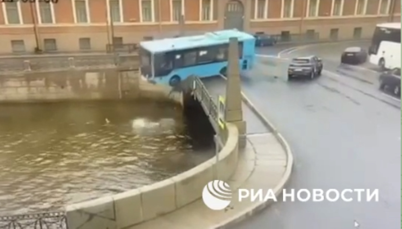 Ρωσία: Βίντεο σοκ από την Αγία Πετρούπολη – Λεωφορείο με 20 επιβάτες πέφτει σε ποτάμι