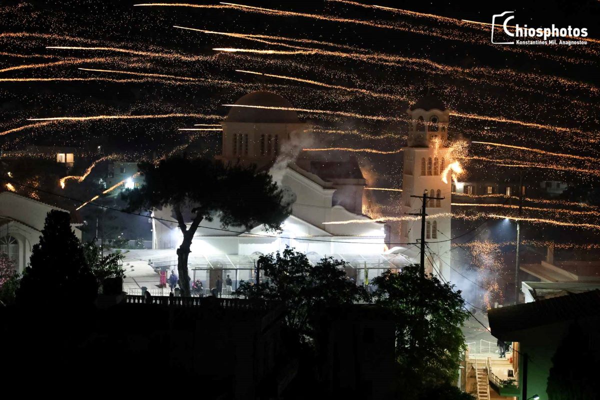 Χίος: Εντυπωσιακές εικόνες από τον ρουκετοπόλεμο στον Βροντάδο – Τον παρακολούθησαν περίπου 20.000 άνθρωποι