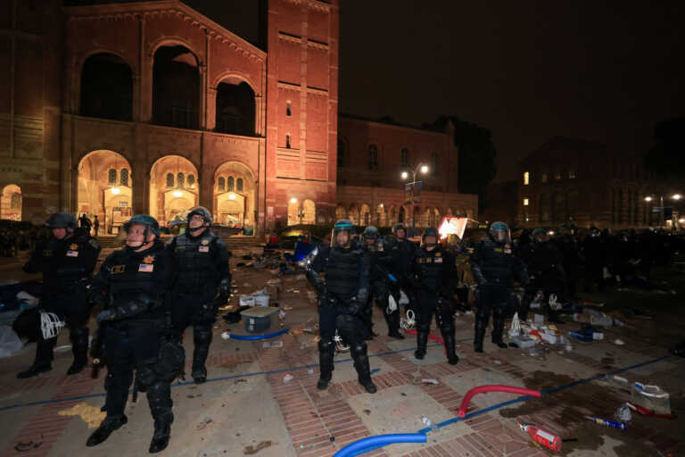Κατάληψη τέλος στο UCLA μετά την έφοδο των αστυνομικών - Αγριες συγκρούσεις με φιλοπαλαιστίνιους διαδηλωτές - Όλο το χρονικό