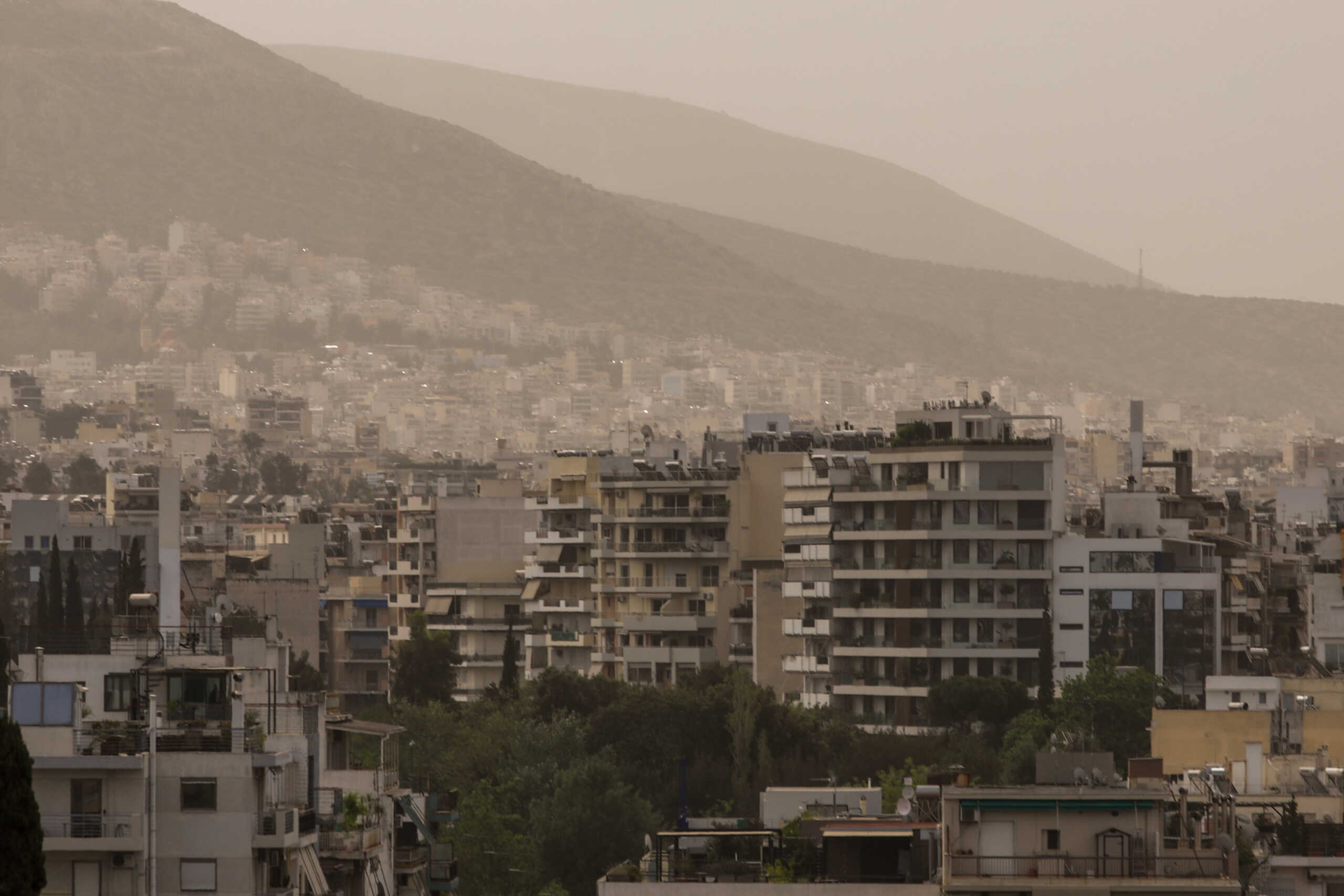 Αφρικανική σκόνη στην Αθήνα, Τετάρτη 24 Απριλίου 2024.  Η αφρικανική σκόνη που έπληξε την χώρα μας σκέπασε αρκετές περιοχές, δημιουργώντας ένα εκρηκτικό κοκτέιλ για τους κατοίκους. 
(ΓΙΑΝΝΗΣ ΠΑΝΑΓΟΠΟΥΛΟΣ