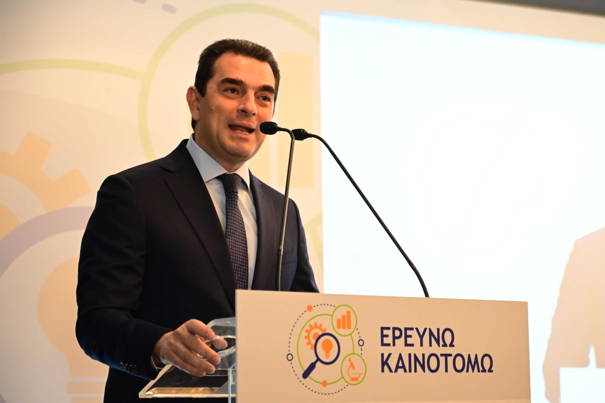 Παρουσίαση της δράσης "Ερευνώ - Καινοτομώ", του Υπουργείου Ανάπτυξης, Δευτέρα 27 Μαΐου 2024. Η δράση εντάσσεται στο πρόγραμμα "Ανταγωνιστικότητα" (ΕΣΠΑ 2021 - 2027) και σκοπός είναι η ενίσχυση της ανταγωνιστικότητας, η παραγωγικότητα και η εξωστρέφεια των επιχειρήσεων προς τις διεθνείς αγορές, η μετάβαση στην ποιοτική καινοτόμα επιχειρηματικότητα και η αύξηση της εγχώριας προστιθέμενης αξίας. Στο "Ερευνώ - Καινοτομώ" - συνολικού προϋπολογισμού 300 εκατ. ευρώ - θα μπορούν να υποβάλλουν αίτηση χρηματοδότησης ερευνητικών έργων μεμονωμένες ΜμΕ, ομάδες επιχειρήσεων ή και συμπράξεις επιχειρήσεων με ερευνητικούς οργανισμούς. 
(ΚΩΣΤΑΣ ΤΖΟΥΜΑΣ