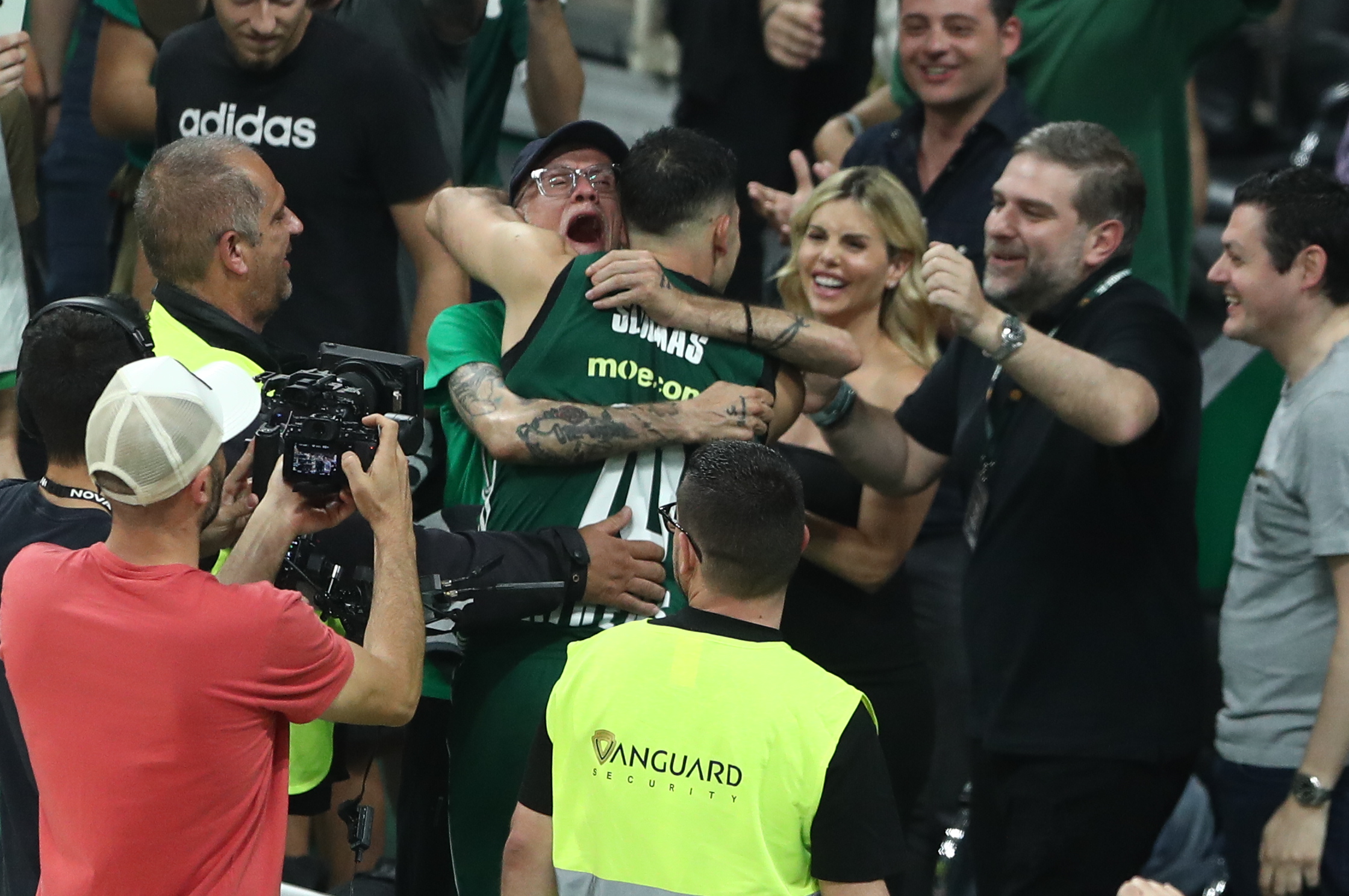 Κώστας Σλούκας: Το φιλί στη σύζυγο του και ο έξαλλος πανηγυρισμός μετά την πρόκριση του Παναθηναϊκού στο Final Four της Euroleague