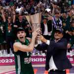 Ο Κώστας Σλούκας σηκώνει την έβδομη Euroleague του Παναθηναϊκού μαζί με τον Εργκίν Αταμάν
