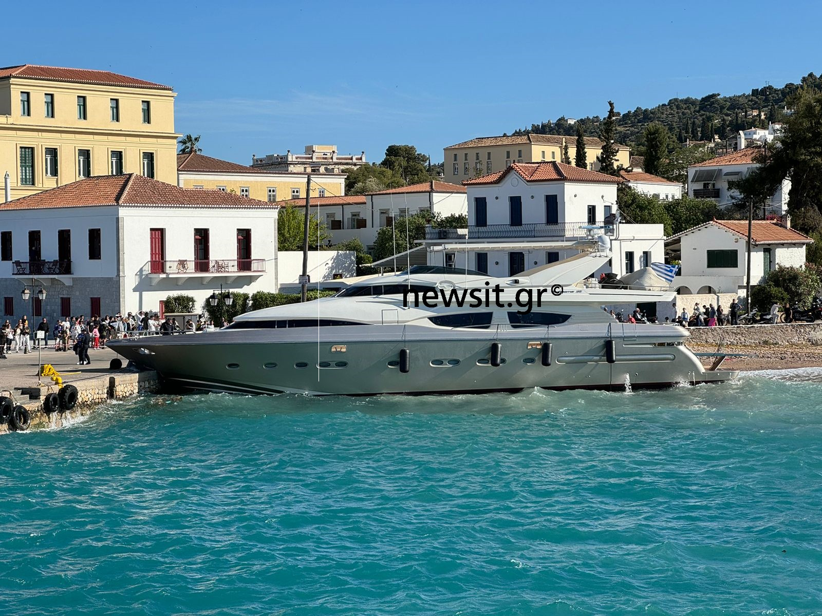 Σπέτσες: Τα ισχυρά μποφόρ έβγαλαν θαλαμηγό στα ρηχά – Χτύπησε στην προβλήτα του λιμανιού