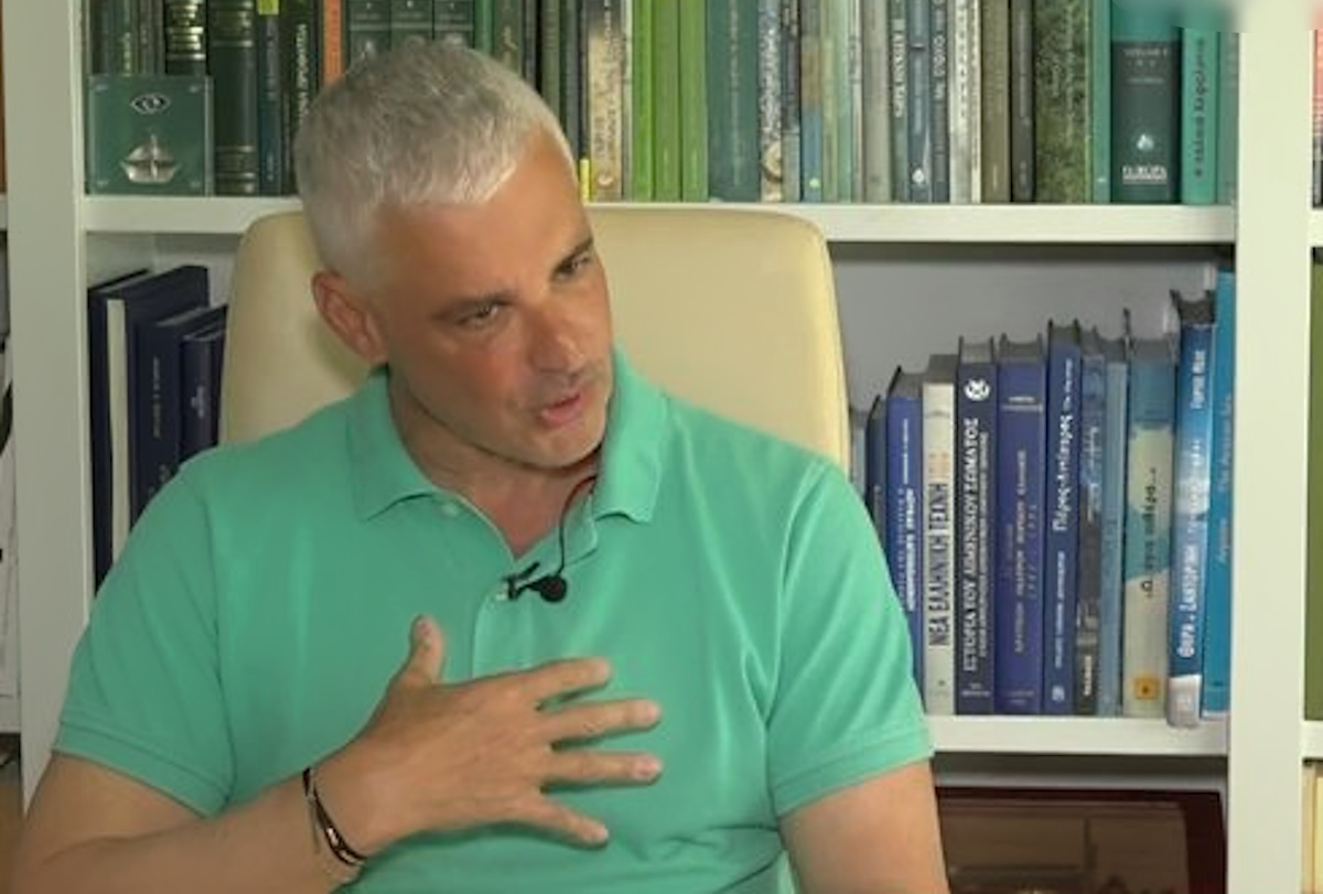 Ο Άρης Σπηλιωτόπουλος απαντά για το χλιδάτο δείπνο: «Θα μπορούσαμε να φάμε φασολάδα και ρέγκα»