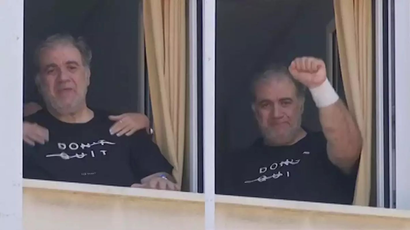 Δημήτρης Σταρόβας: Οι πρώτες εικόνες μέσα από το νοσοκομείο – Συγκινημένος με υψωμένη γροθιά