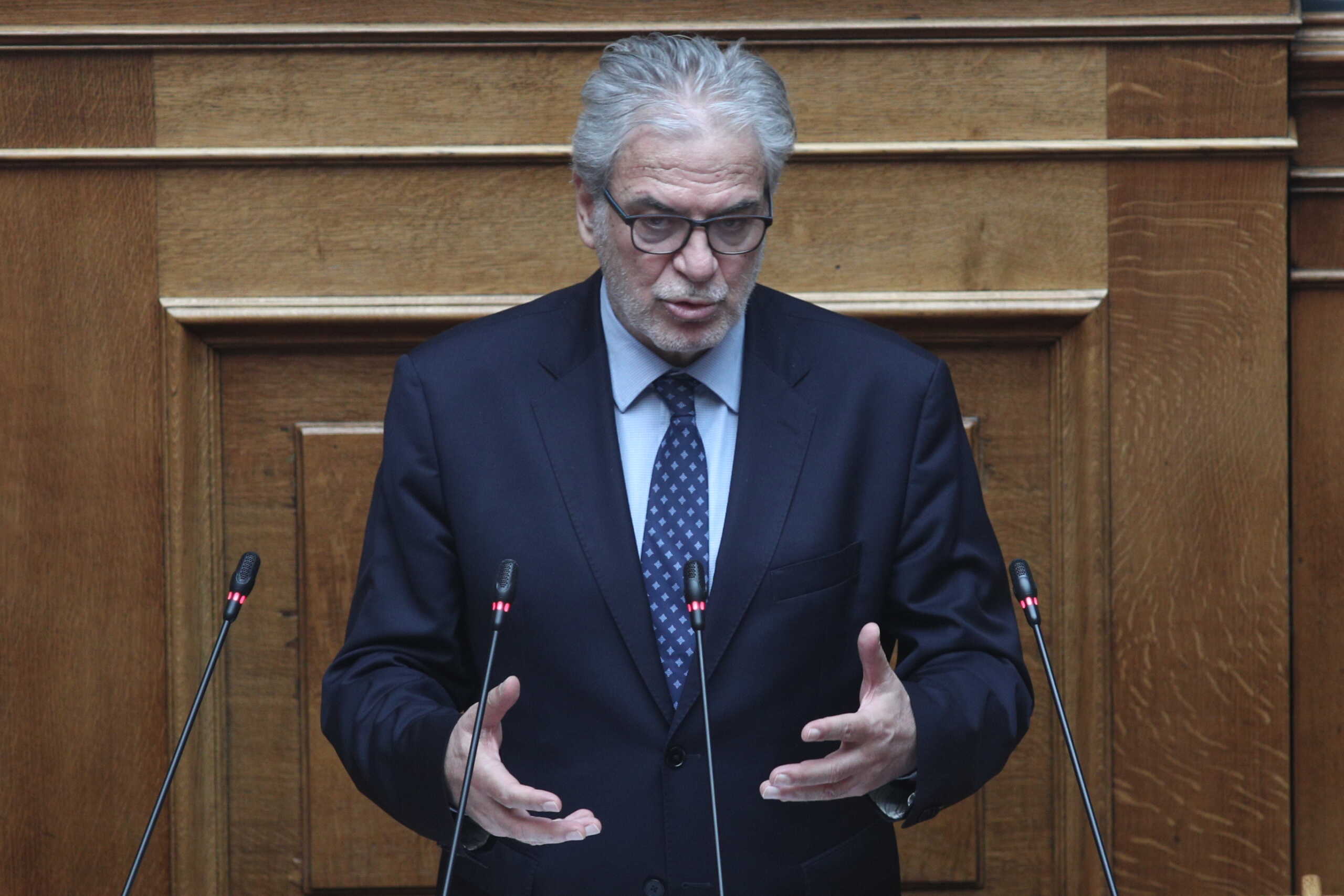 Δεύτερη ημέρα της συζήτησης στην Ολομέλεια της Βουλής της πρότασης δυσπιστίας στην κυβέρνηση που κατέθεσε ο πρόεδρος του ΠΑΣΟΚ-Κινήματος Αλλαγής Νίκος Ανδρουλάκης, με αφορμή το δημοσίευμα του "Βήματος της Κυριακής" για αλλοίωση των διαλόγων του σταθμάρχη της Λάρισας με τους μηχανοδηγούς το βράδυ της 28ης Φεβρουαρίου 2023, όταν και συνέβη η πολύνεκρη σύγκρουση αμαξοστοιχιών στα Τέμπη, Τετάρτη 27 Μαρτίου 2024. Την πρόταση δυσπιστίας του ΠΑΣΟΚ-Κινήματος Αλλαγής στηρίζουν ΣΥΡΙΖΑ-Προοδευτική Συμμαχία, ΚΚΕ, Νέα Αριστερά, Ελληνική Λύση και Πλεύση Ελευθερίας. 
(ΣΩΤΗΡΗΣ ΔΗΜΗΤΡΟΠΟΥΛΟΣ