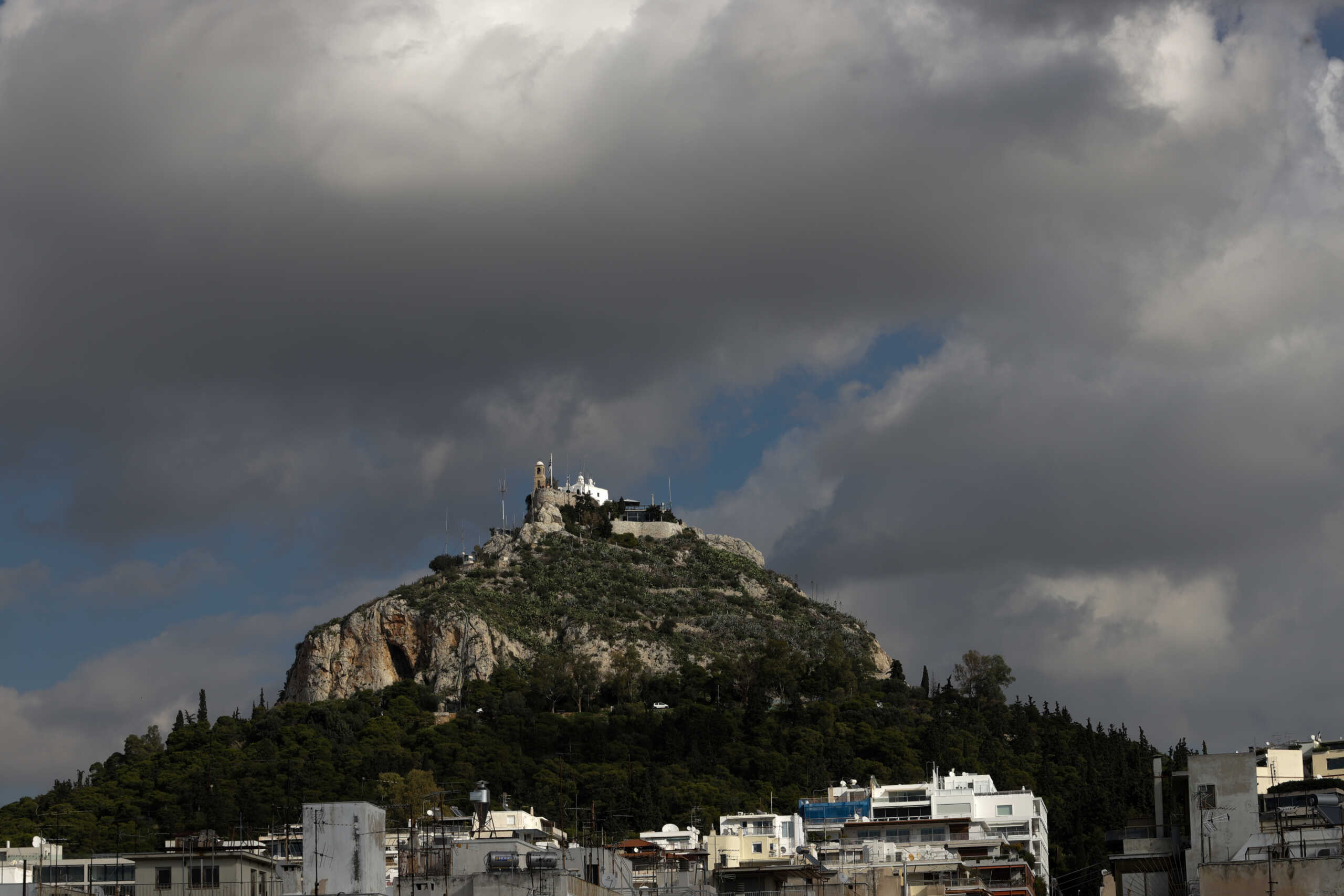 Καιρός: Με συννεφιά και βροχές ξεκινάει η νέα εβδομάδα