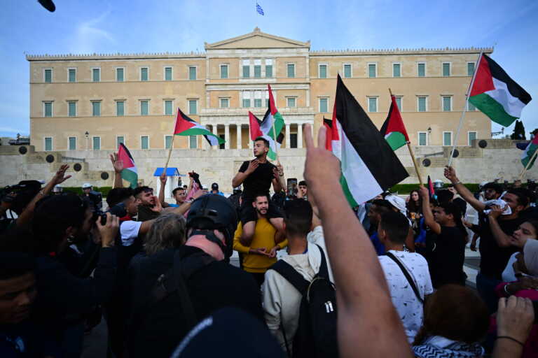 Μικροεπεισόδια σε διαδήλωση στο Σύνταγμα κατά του πολέμου στην Γάζα
