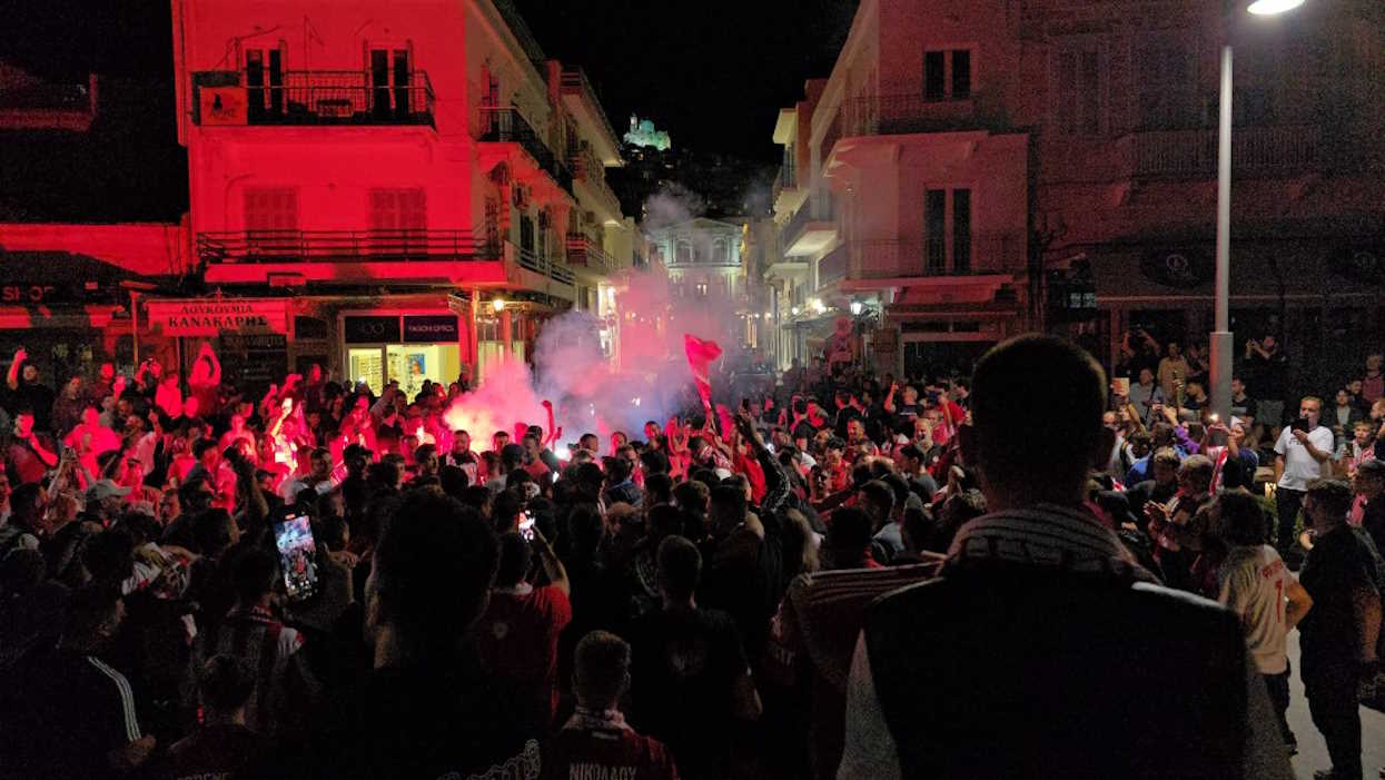 Ολυμπιακός: «Κάηκε» και η Σύρος – Εκστασιασμένοι οπαδοί πανηγυρίζουν την κατάκτηση του Conference League