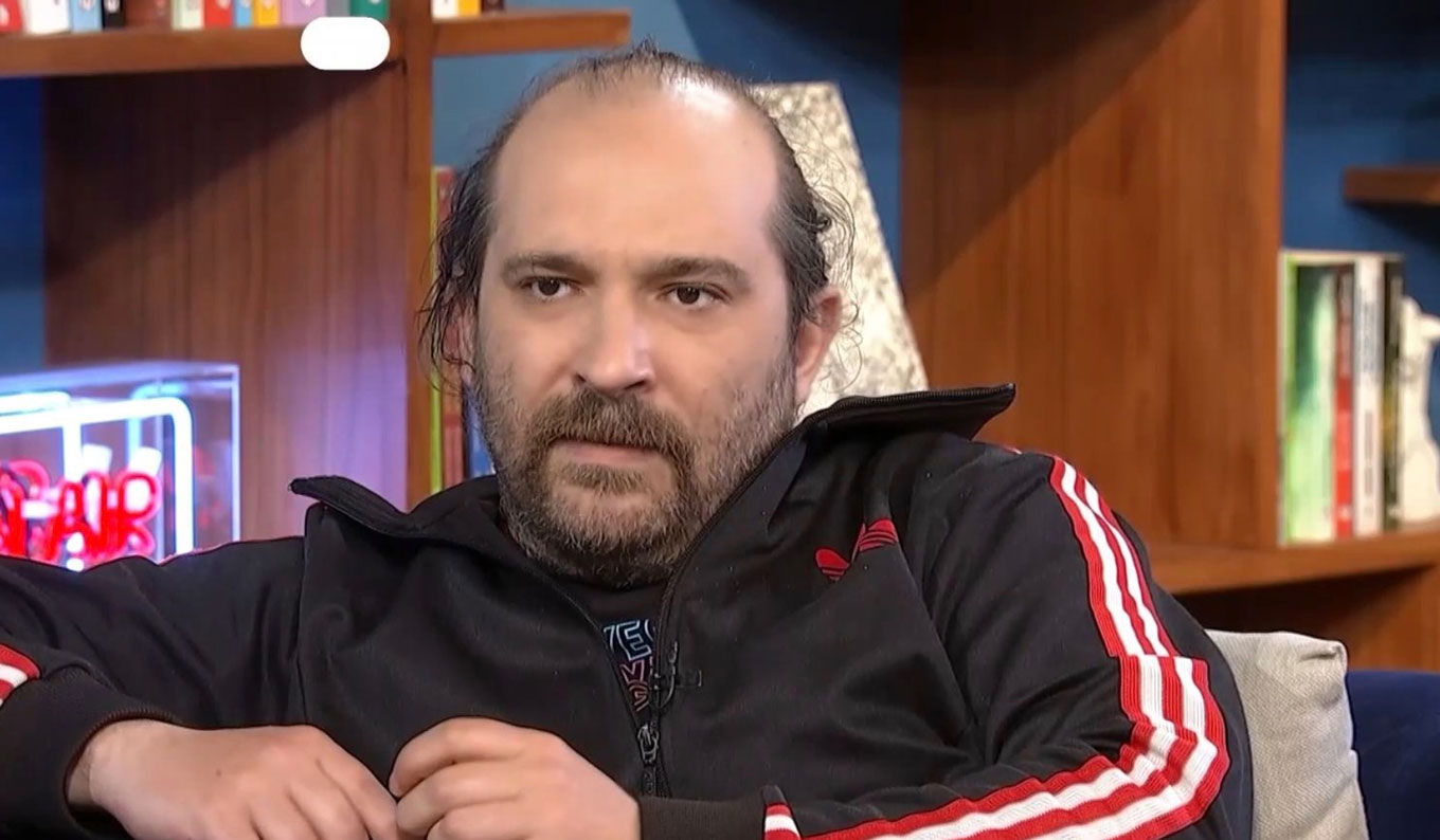 Θοδωρής Σκυφτούλης: Ήμασταν στα Εξάρχεια, μπήκαν τα ΜΑΤ, με σημάδεψαν με το όπλο, ήμουν 5 ετών