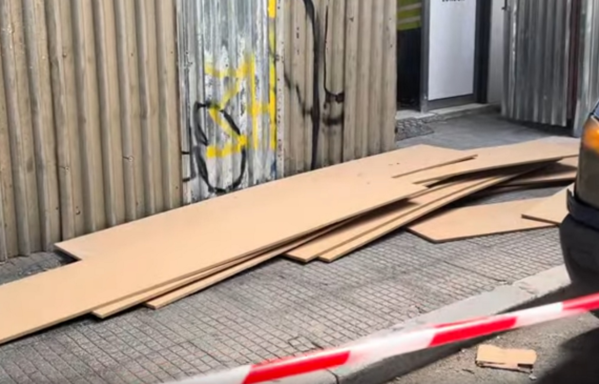 Θεσσαλονίκη: Δύο συλλήψεις για τα καδρόνια που έπεσαν από κτίριο στην Τσιμισκή και τραυμάτισαν δύο γυναίκες