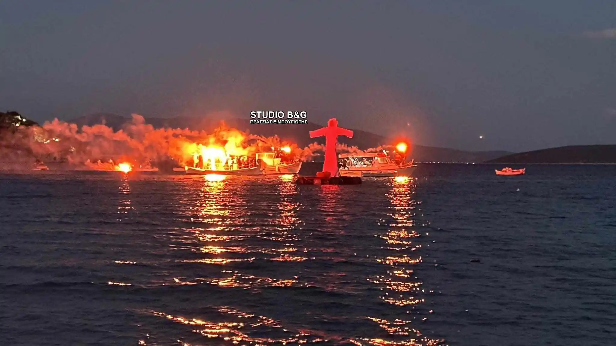 Τολό: Το κάψιμο του Ιούδα μέσα στη θάλασσα, εντυπωσιακές εικόνες