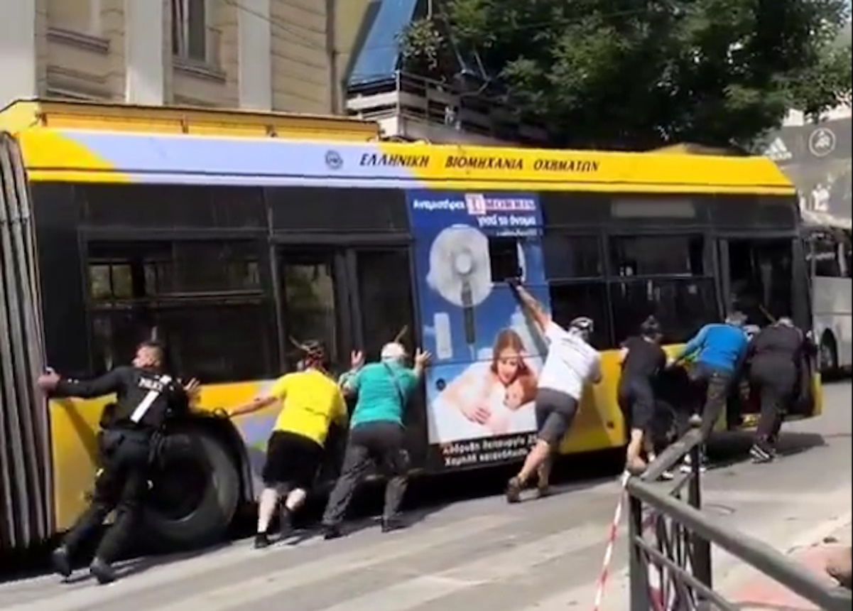 Τρόλεϊ «έμεινε» στη λεωφόρο Συγγρού και το έσπρωχναν για να συνεχιστεί ο Ποδηλατικός Γύρος
