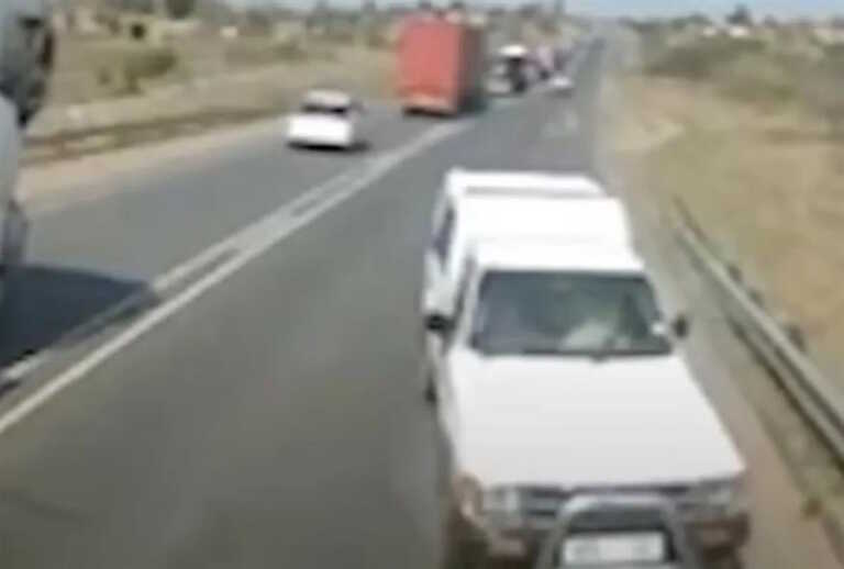 Νότια Αφρική: Οδηγός φορτηγού προσπαθεί να προσπεράσει 15 αυτοκίνητα και σκοτώνει 18 μαθητές