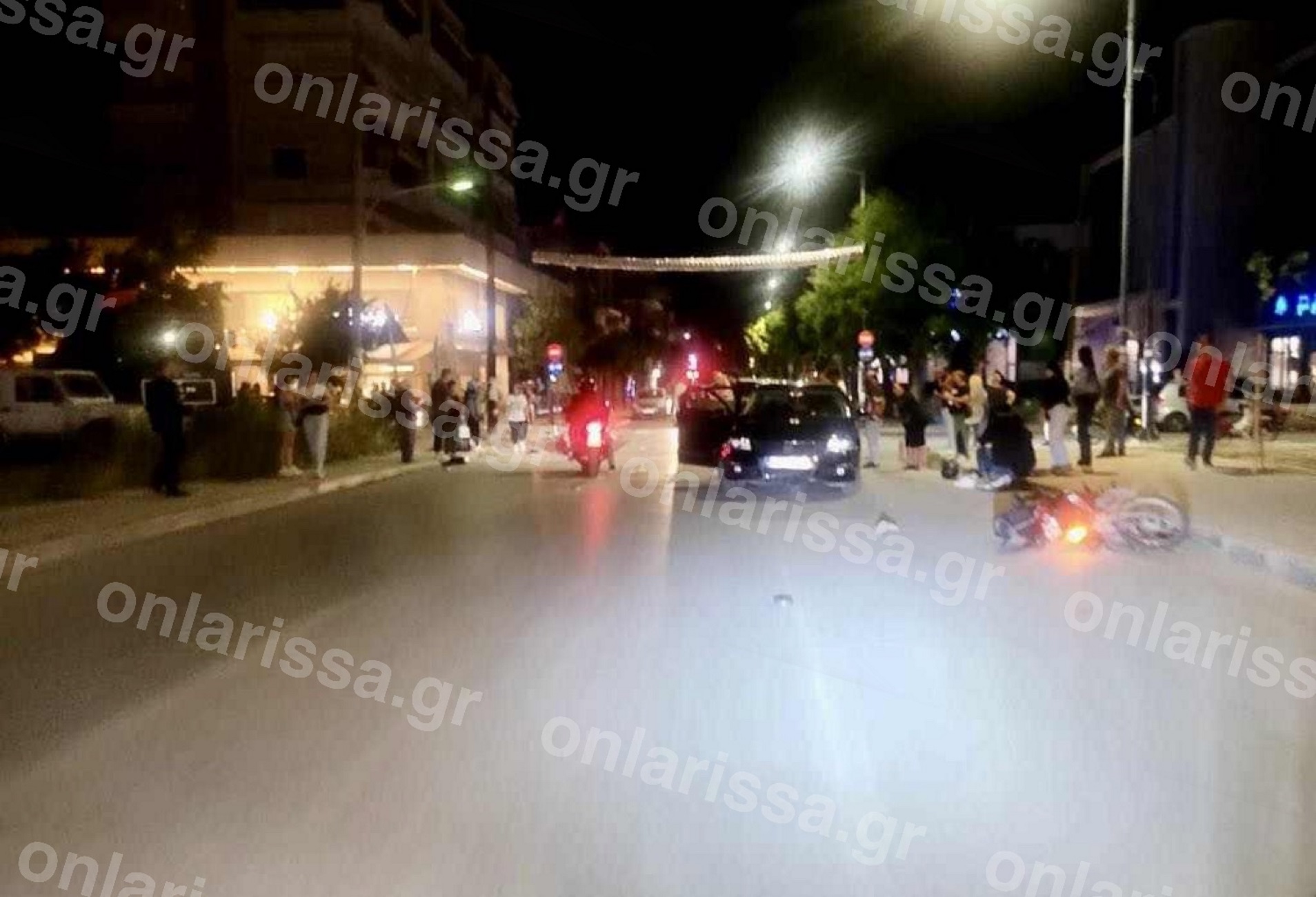 Λάρισα: Τροχαίο με τρεις τραυματίες μετά από σύγκρουση αυτοκινήτου με μηχανή