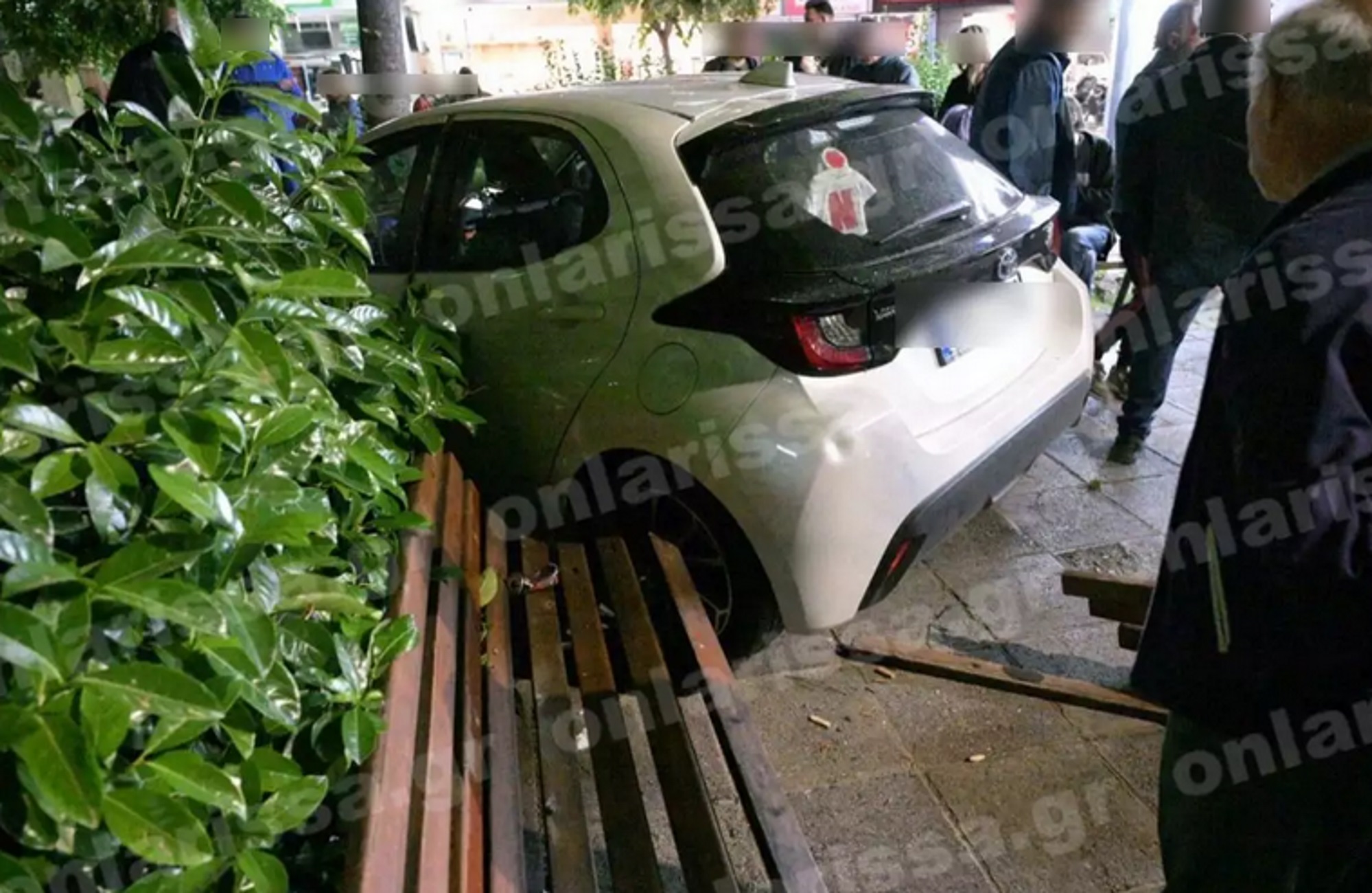 Λάρισα: Τροχαίο με αυτοκίνητο να διαλύει παγκάκι σε πλατεία, με κάταγμα ο άντρας που καθόταν