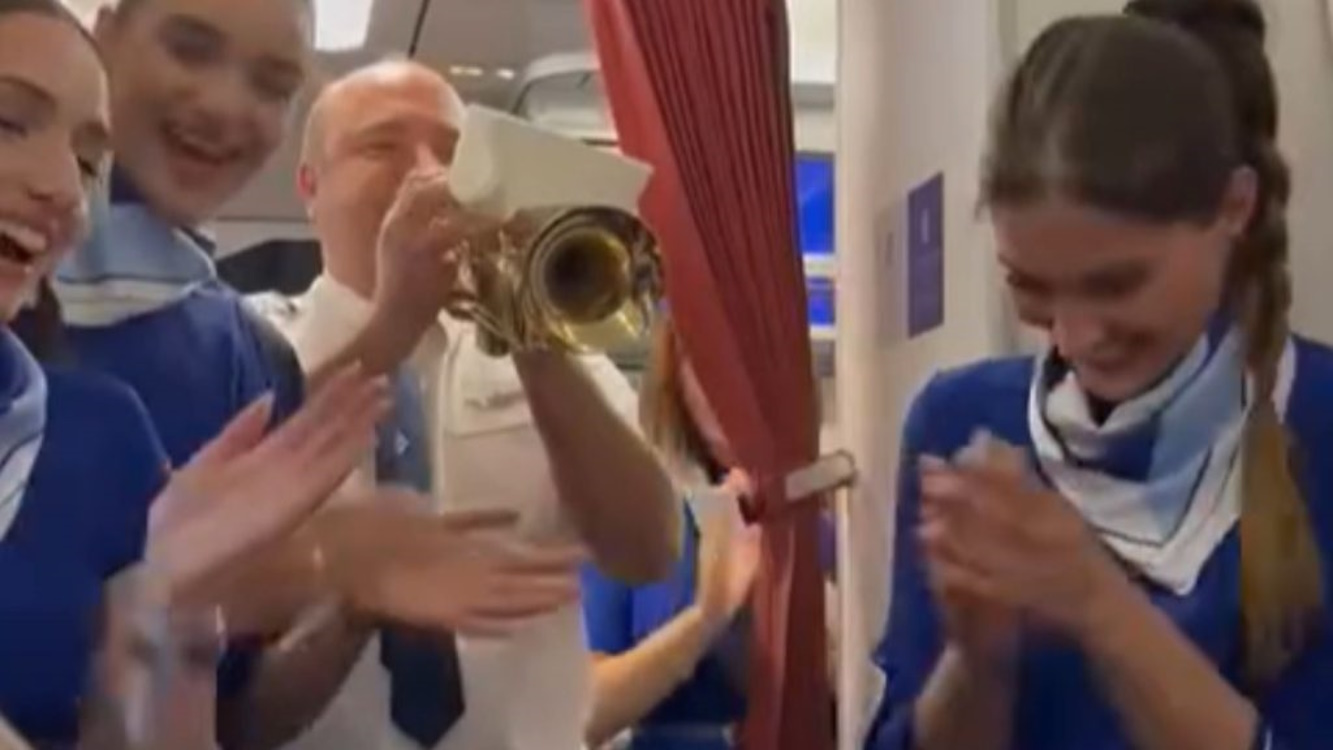 Ολυμπιακός: Τρελό γλέντι στην πτήση της επιστροφής – Ο πιλότος με τρομπέτα παιάνιζε τον ύμνο της ομάδας