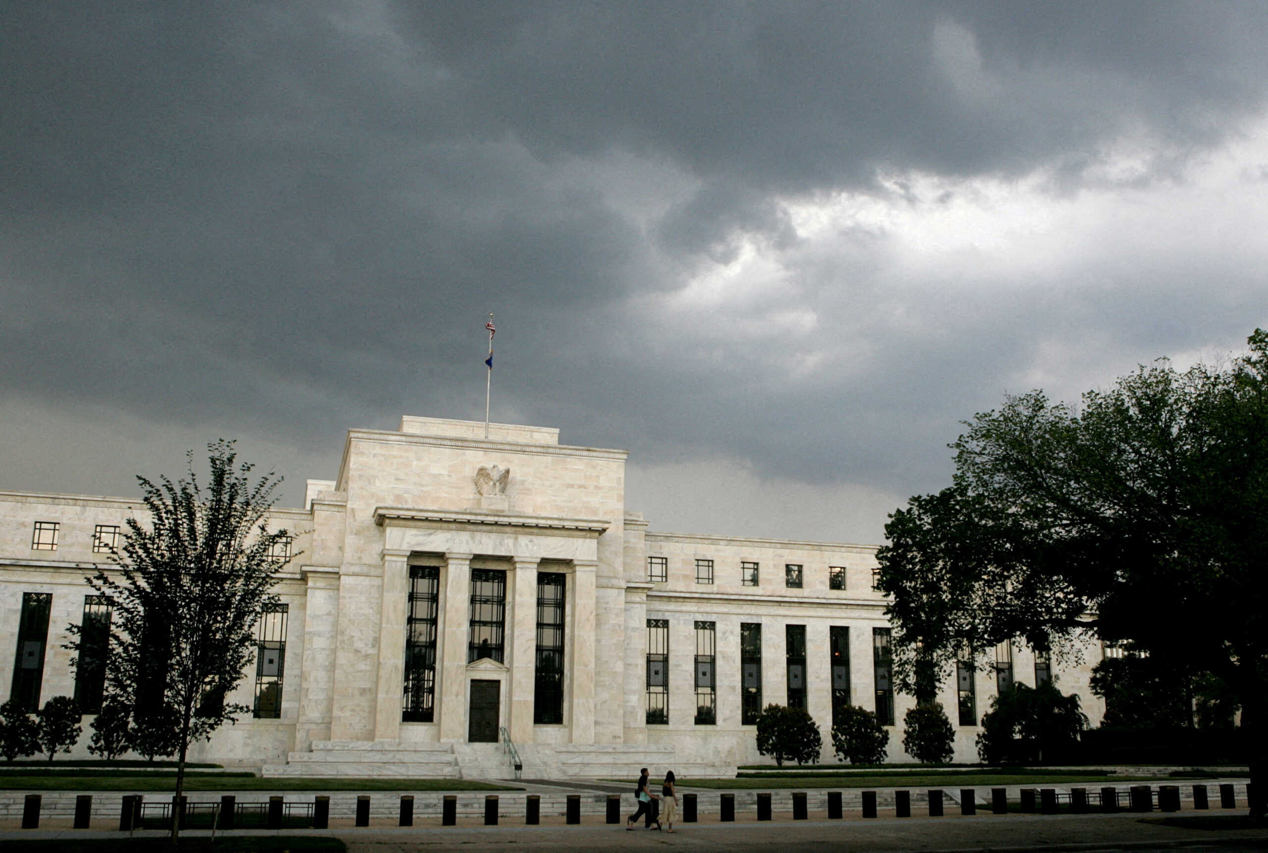 FILE PHOTO: Storm clouds gather over the U.S. Federal Reserve Building before an evening thunderstorm in Washington June 9, 2006. REUTERS