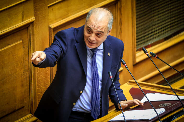 Ο Κυριάκος Βελόπουλος έσκισε από το βήμα της Βουλής το ΦΕΚ με τη Συμφωνία των Πρεσπών
