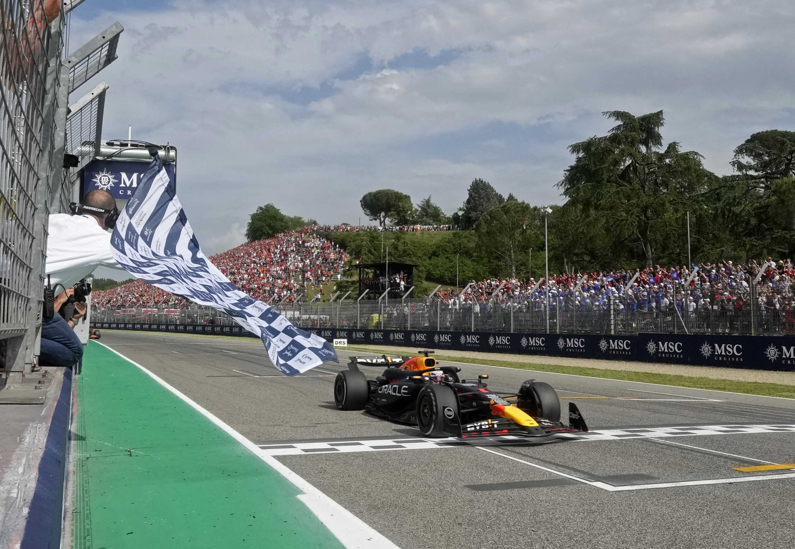 Formula One F1 - Emilia Romagna Grand Prix - Autodromo Enzo e Dino Ferrari, Imola, Italy - May 19, 2024 Red Bull's Max Verstappen passes the chequered flag to win the Emilia Romagna Grand Prix Pool via REUTERS