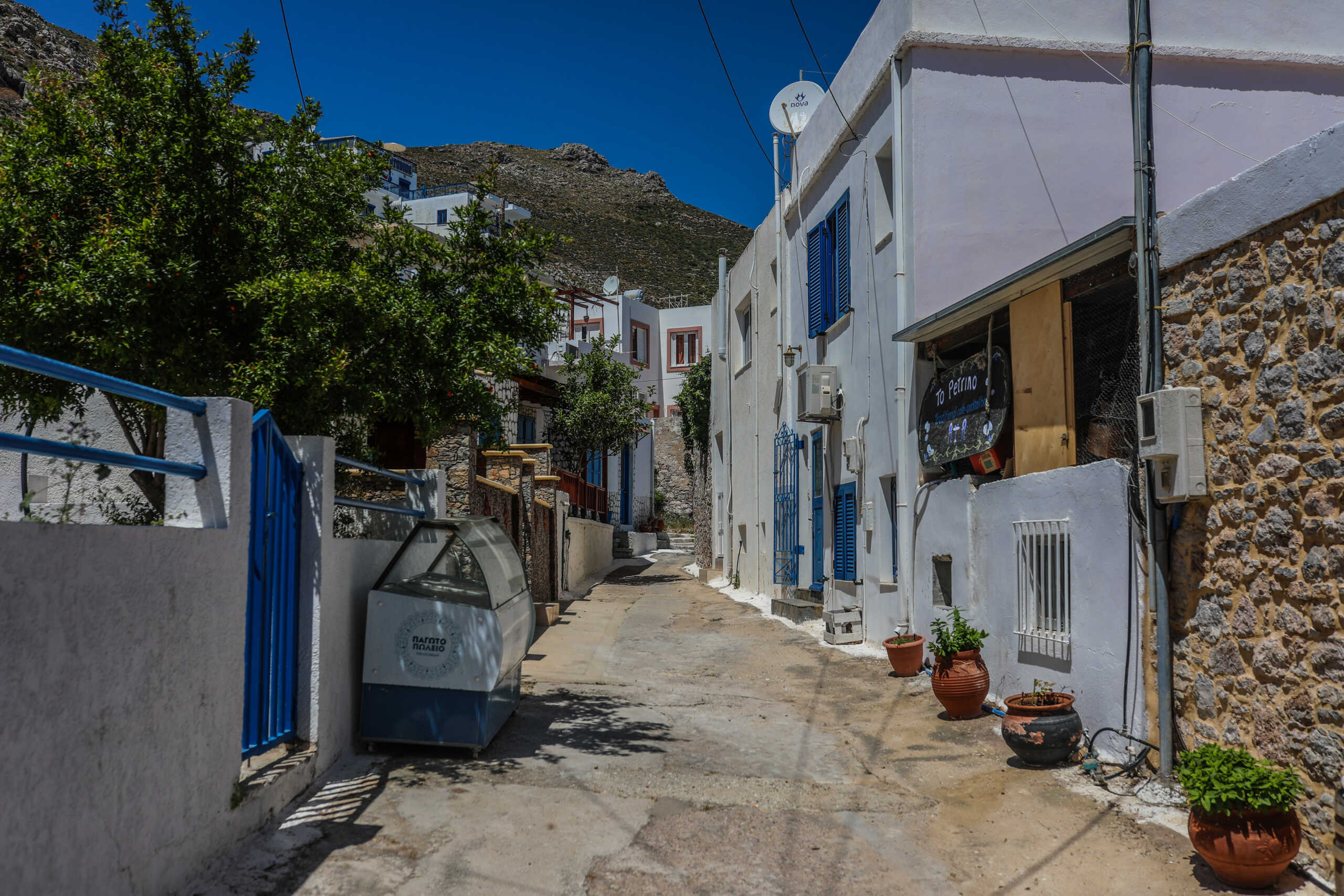 Η Πρόεδρος της Δημοκρατίας Κατερίνα Σακελλαροπούλου επισκέφθηκε τη Χάλκη, αντάλλαξε ευχές με τους αξιωματικούς, υπαξιωματικούς και οπλίτες τoυ Επιτηρητικού Φυλακίου, ενημερώθηκε για τη λειτουργία του φωτοβολταϊκού πάρκου και συνομίλησε με τους νησιώτες στο λιμάνι. Αμέσως μετά, η κυρία Σακελλαροπούλου μετέβη στην Τήλο, όπου επισκέφθηκε το Κέντρο Κυκλικής Καινοτομίας, συναντήθηκε με τους κατοίκους και ενημερώθηκε για τα προβλήματα που αντιμετωπίζουν, ιδιαίτερα κατά τους χειμερινούς μήνες, Κυριακή 7 Μαϊου 2022 (ΘΟΔΩΡΗΣ ΜΑΝΩΛΟΠΟΥΛΟΣ