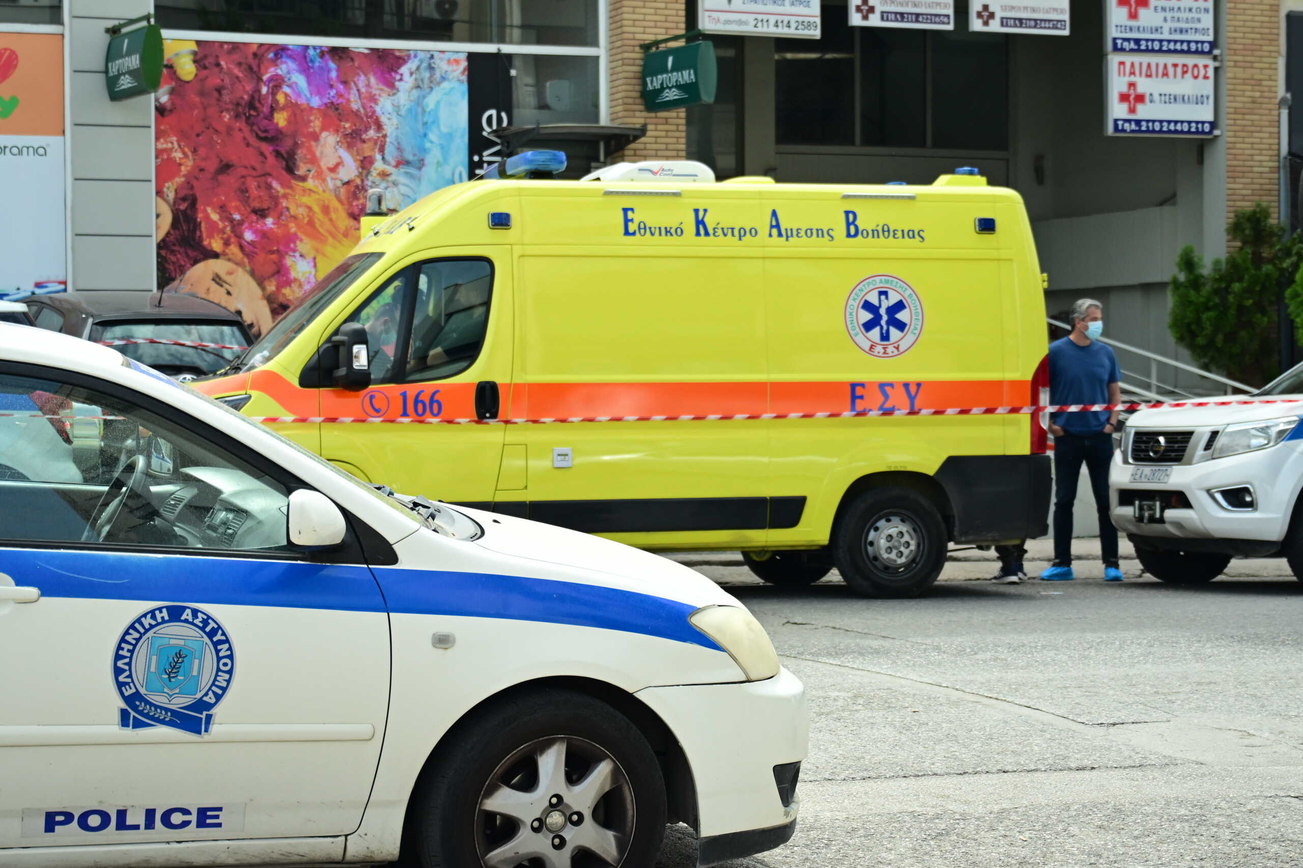 Δολοφονία 40χρονης γυναίκας στο Μενίδι, Πέμπτη 16 Μαΐου 2024. Την γυναίκα εντόπισαν περίοικοι στη συμβολή των οδών Πάρνηθος και Αριστοτέλους. Στο σημείο έσπευσαν άμεσα αστυνομικές δυνάμεις, όπου την βρήκαν θανάσιμα μαχαιρωμένη στην κοιλιακή χώρα. 
(ΚΩΣΤΑΣ ΤΖΟΥΜΑΣ