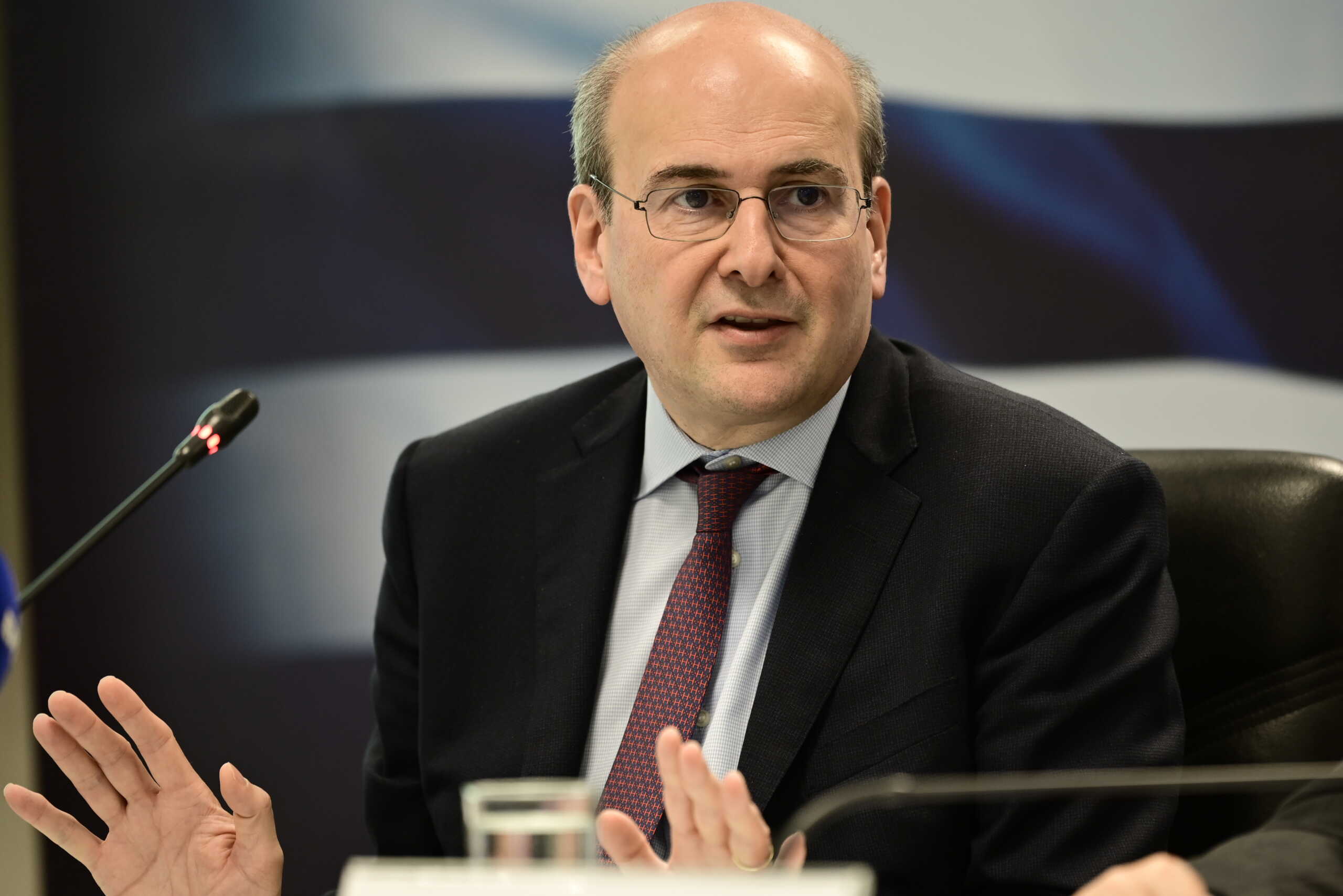 Συνέντευξη τύπου από τον υπουργό Εθνικής Οικονομίας και Οικονομικών, Κωστή Χατζηδάκη και τον αναπληρωτή υπουργό, Νίκο Παπαθανάση με αντικείμενο την παρουσίαση του "Σχεδίου νόμου για τη σύσταση του Αναπτυξιακού Προγράμματος Δημοσίων Επενδύσεων", Τρίτη 14 Μαΐου 2024. 
(ΜΙΧΑΛΗΣ ΚΑΡΑΓΙΑΝΝΗΣ