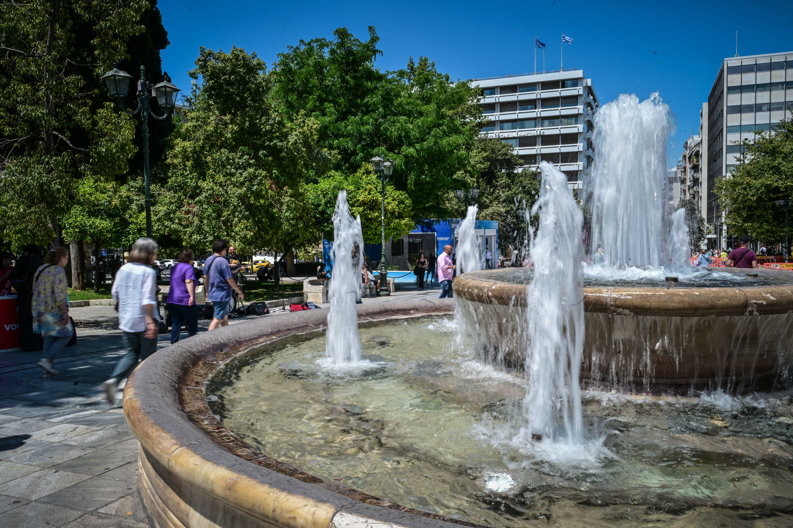 Στιγμιότυπα από το κέντρο της Αθήνας στην Πλατεία Συντάγματος, Παρασκευή 31 Μαϊου 2024  (ΤΑΤΙΑΝΑ ΜΠΟΛΑΡΗ