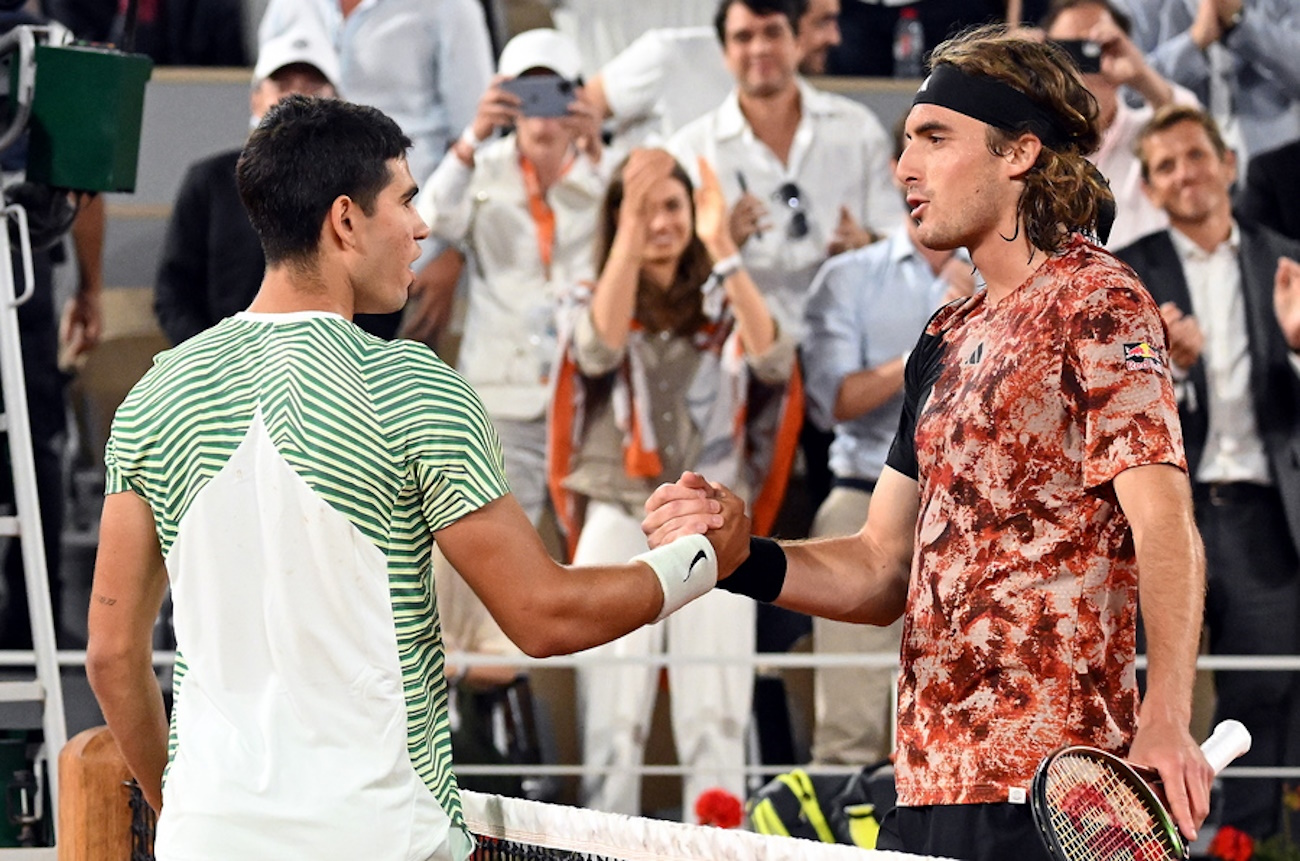 epa10676560 Carlos Alcaraz of Spain shakes hands with Stefanos Tsitsipas of Greece (R) after winning in their Men's quarterfinal match during the French Open Grand Slam tennis tournament at Roland Garros in Paris, France, 06 June 2023.  EPA