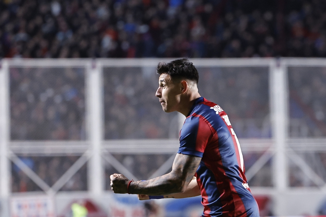 epa10783823 Adam Bareiro of San Lorenzo celebrates after scoring during a Copa Sudamericana round of 16 soccer match between San Lorenzo and Sao Paulo at Pedro Bidegain stadium in Buenos Aires, Argentina, 03 August 2023.  EPA