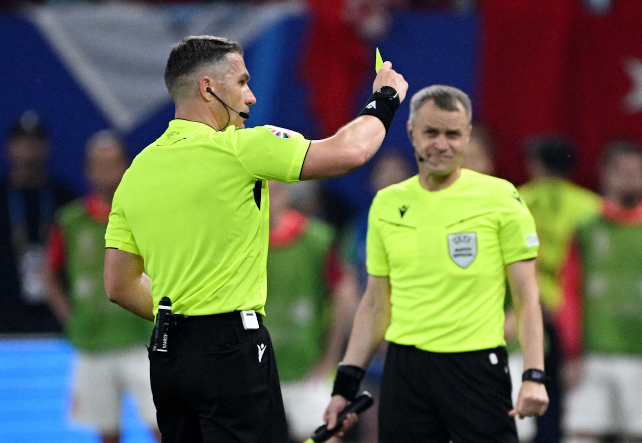 Soccer Football - Euro 2024 - Group F - Czech Republic v Turkey - Hamburg Volksparkstadion, Hamburg, Germany - June 26, 2024 Referee Istvan Kovacs shows a yellow card REUTERS