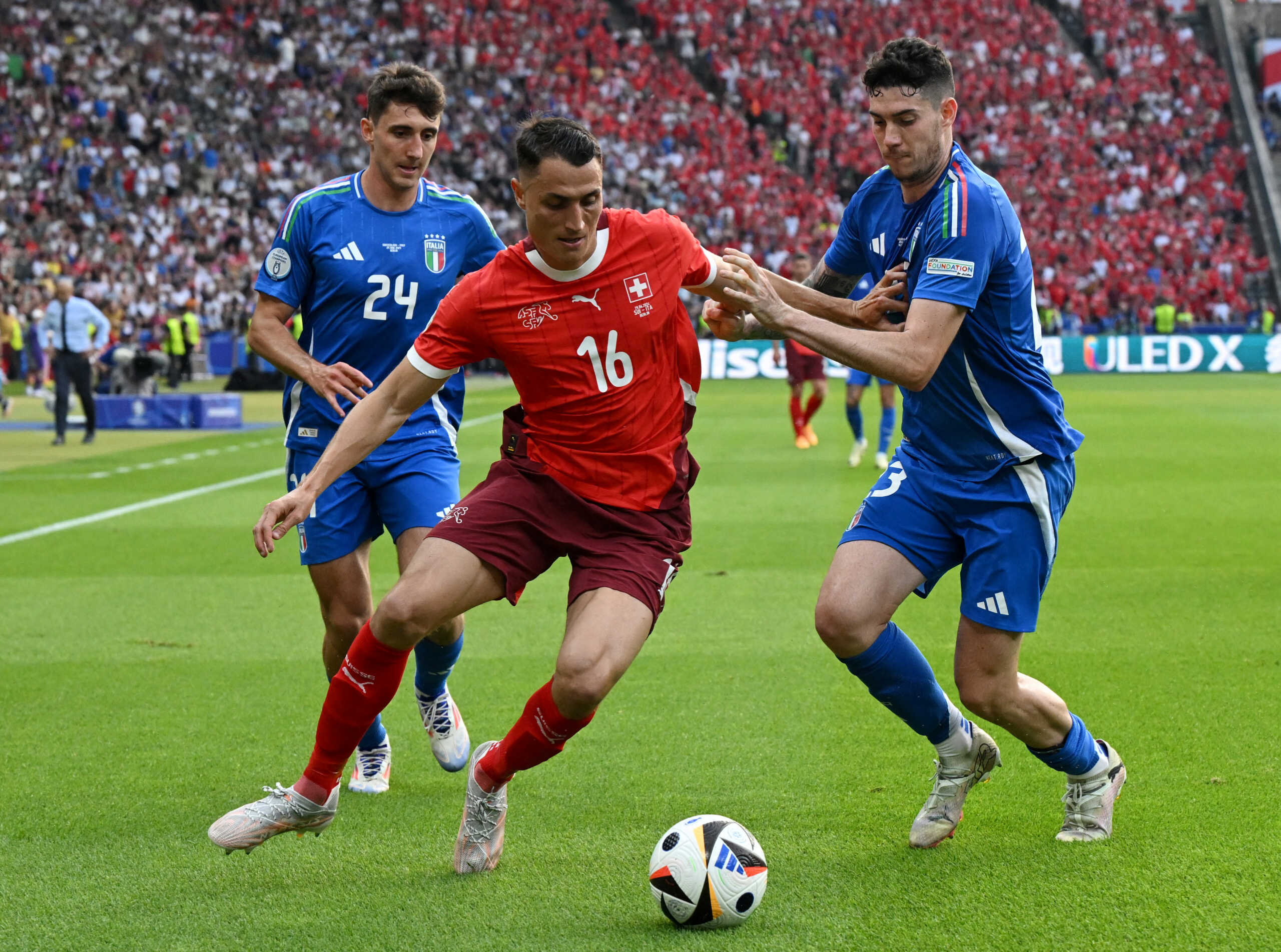 Soccer Football - Euro 2024 - Round of 16 - Switzerland v Italy - Berlin Olympiastadion, Berlin, Germany - June 29, 2024  Switzerland's Vincent Sierro in action with Italy's Alessandro Bastoni and Andrea Cambiaso REUTERS