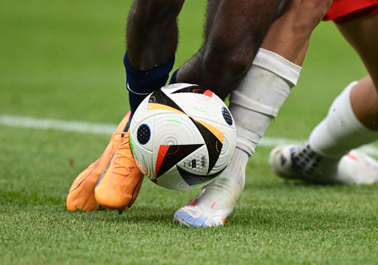 Soccer Football - Euro 2024 - Group D - Poland v Netherlands - Hamburg Volksparkstadion, Hamburg, Germany - June 16, 2024 A general view of the legs of Netherlands' Jeremie Frimpong and Poland's Jakub Kiwior as they challenge for the ball REUTERS