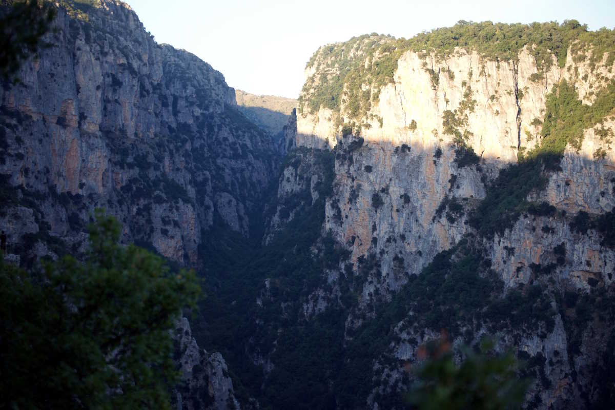 Τα Ζαγοροχώρια είναι ένα δίκτυο από 46 πανέμορφα χωριά, όπου κανείς μπορεί να βρει ό,τι ζητάει. Χωριά με ζωή ή με ηρεμία, χωριά με απίστευτη θέα ή χωριά μέσα στο δάσος. Εκεί ο επισκέπτης επίσης μπορεί να θαυμάσει την παραδοσιακή αρχιτεκτονική από πέτρα και ξύλο που είναι τα κύρια υλικά από τα οποία φτιαχνόντουσαν και φτιάχνονται ακόμη τα σπίτια. ( Τα περισσότερα χωριά στο Ζαγορι,  είναι χαρακτηρισμένα παραδοσιακοί οικισμοί με το διάταγμα Ζαγορίου). Η χαράδρα του Βίκου (ή αλλιώς φαράγγι του Βικου) είναι επίσης ένα αξιοθέατο που διασχίζεται από ευρωπαϊκό μονοπάτι με σήμανση. (EUROKINISSI