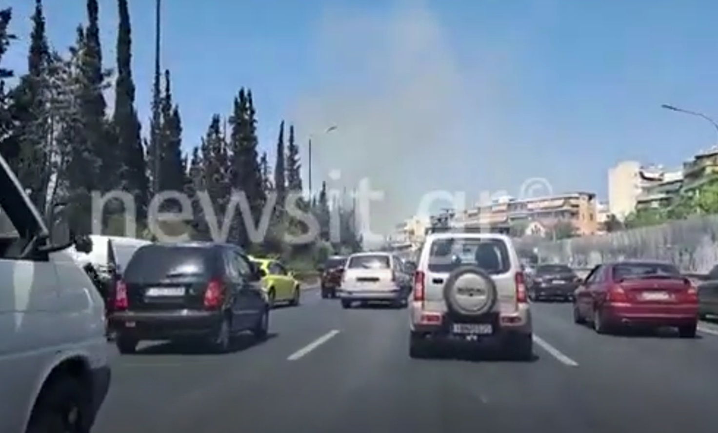 Βίντεο από τη φωτιά σε νησίδα της Λεωφόρου Κηφισού – Μποτιλιάρισμα στο σημείο