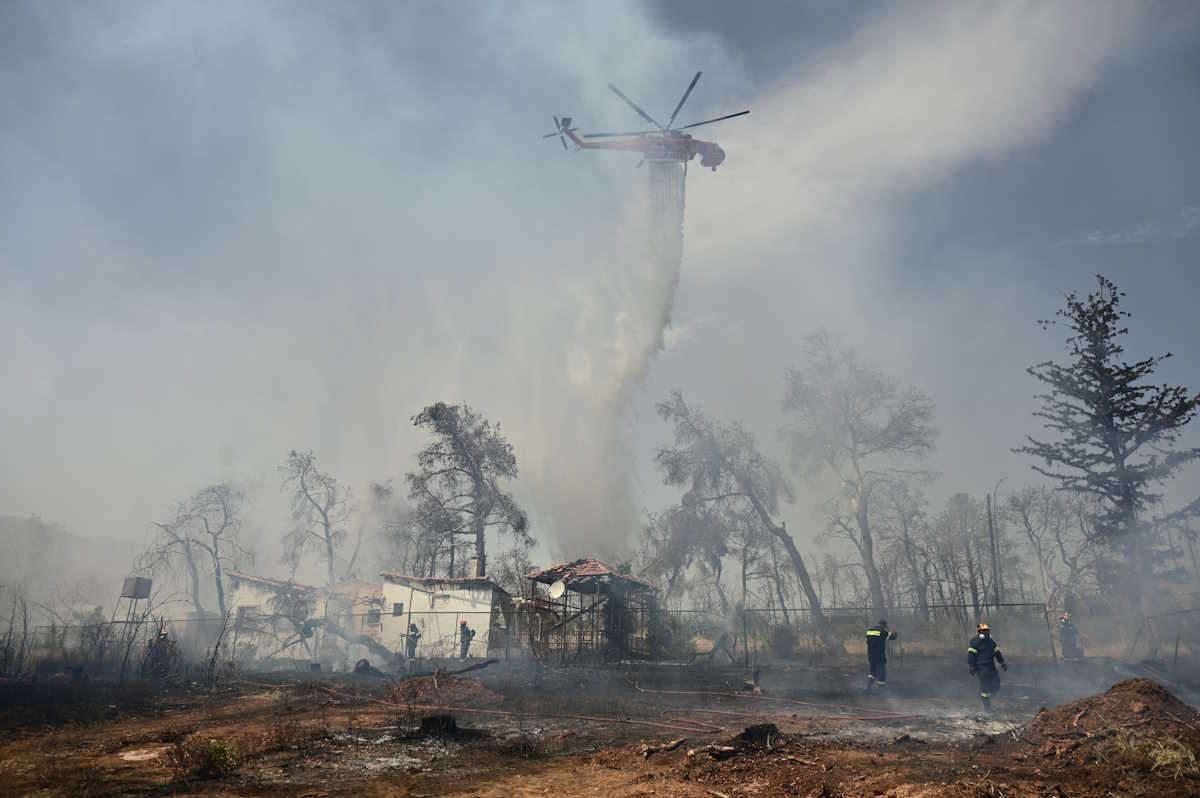 Πυρκαγιά στην Βαρυμπόπη, Τετάρτη 5 Ιουνίου 2024. Για την κατάσβεση της επιχείρησαν 30 πυροσβέστες, 10 οχήματα, 1 πεζοπόρο, 2 αεροσκάφη και 2 ελικόπτερα. 
(ΜΙΧΑΛΗΣ ΚΑΡΑΓΙΑΝΝΗΣ