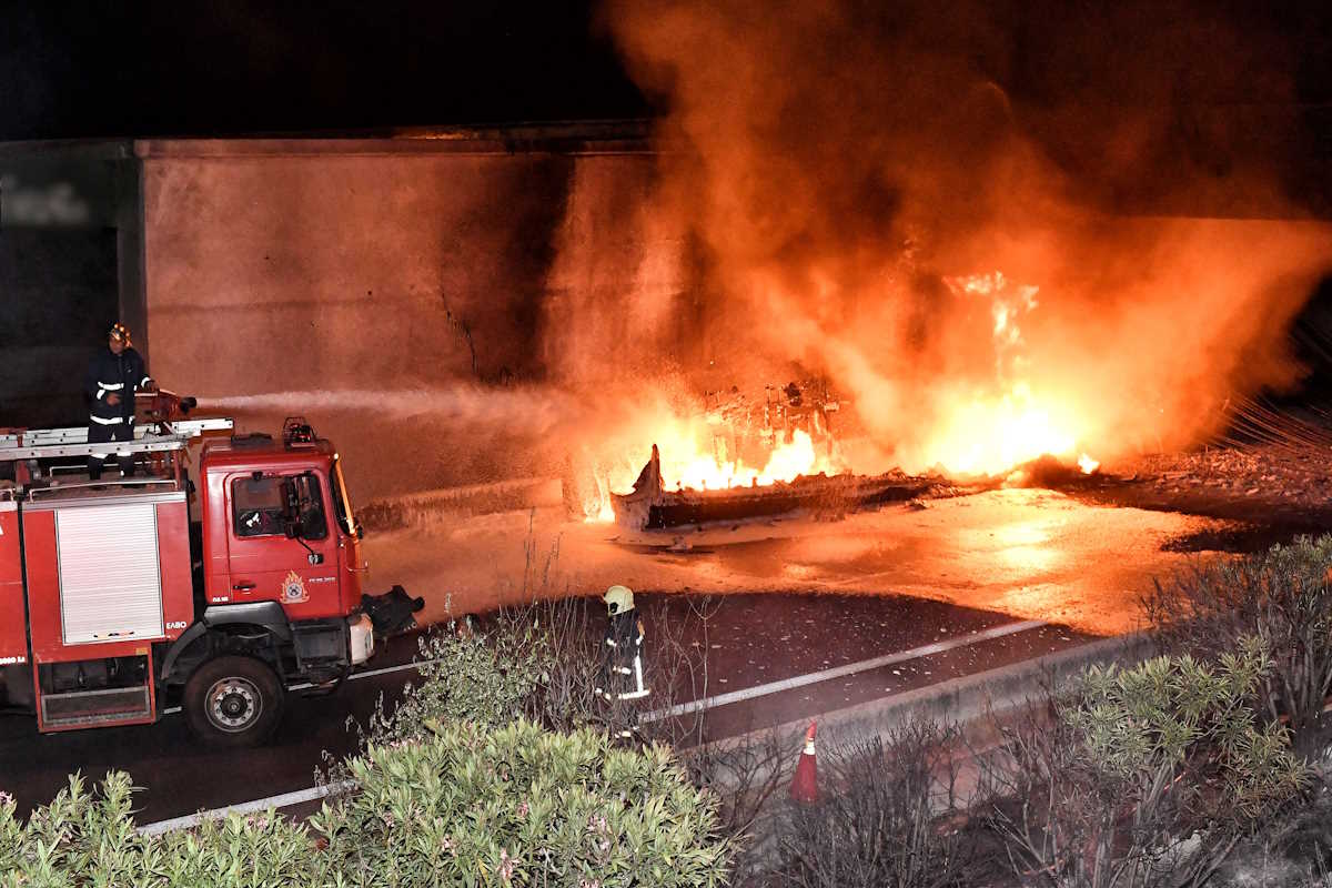 ΚΑΤΕΔΑΦΙΣΗ ΓΕΦΥΡΑΣ ΣΤΟ ΥΨΟΣ ΤΟΥ ΙΣΘΟΥ ΤΗΣ ΚΟΡΙΝΘΟΥ ΜΕΤΑ ΤΗ ΖΗΜΙΑ ΠΟΥ ΥΠΕΣΤΗ ΑΠΟ ΦΩΤΙΑ ΠΟΥ ΞΕΣΠΑΣΕ ΣΕ ΒΥΤΙΟΦΟΡΟ ΟΧΗΜΑ (ΒΑΣΙΛΗΣ ΨΩΜΑΣ