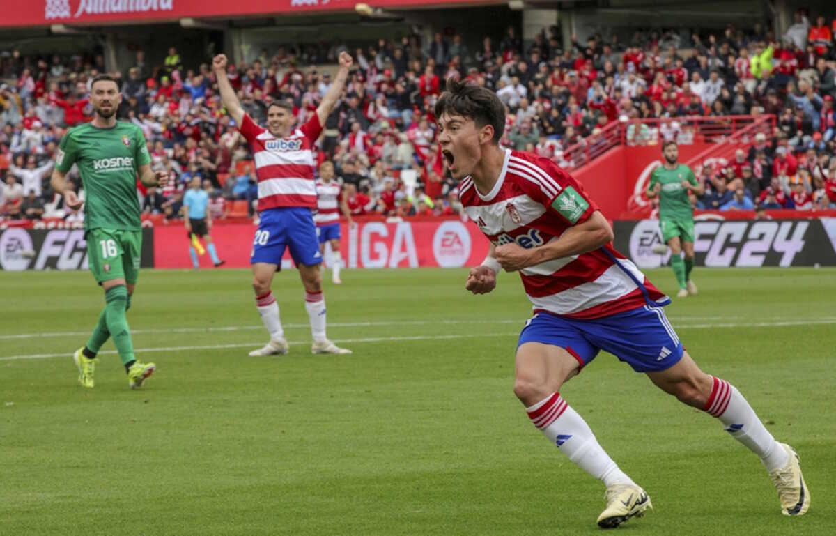 epa11306854 Granada CF's Facundo Pellistri celebrates after scoring the 1-0 goal during the Spanish LaLiga soccer match between Granada CF and CA Osasuna, in Granada, southern Spain, 28 April 2024.  EPA