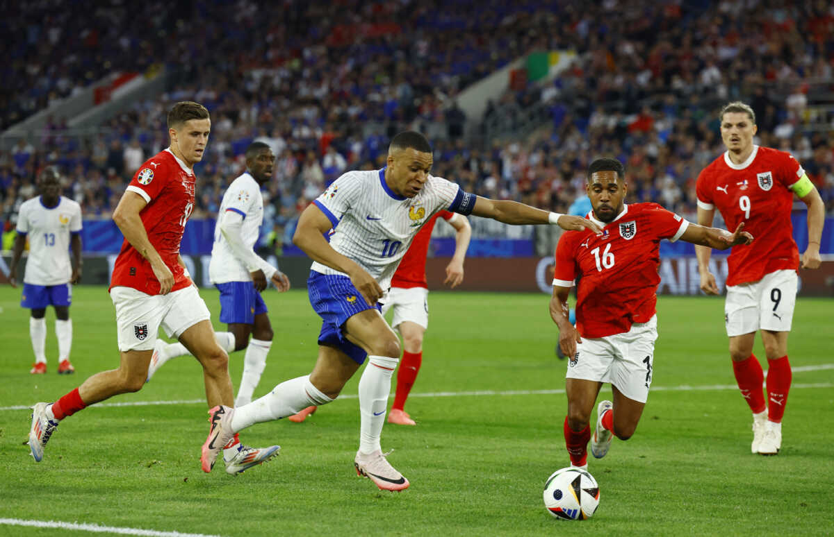 Soccer Football - Euro 2024 - Group D - Austria v France - Dusseldorf Arena, Dusseldorf, Germany - June 17, 2024 France's Kylian Mbappe in action with Austria's Phillipp Mwene and Christoph Baumgartner REUTERS